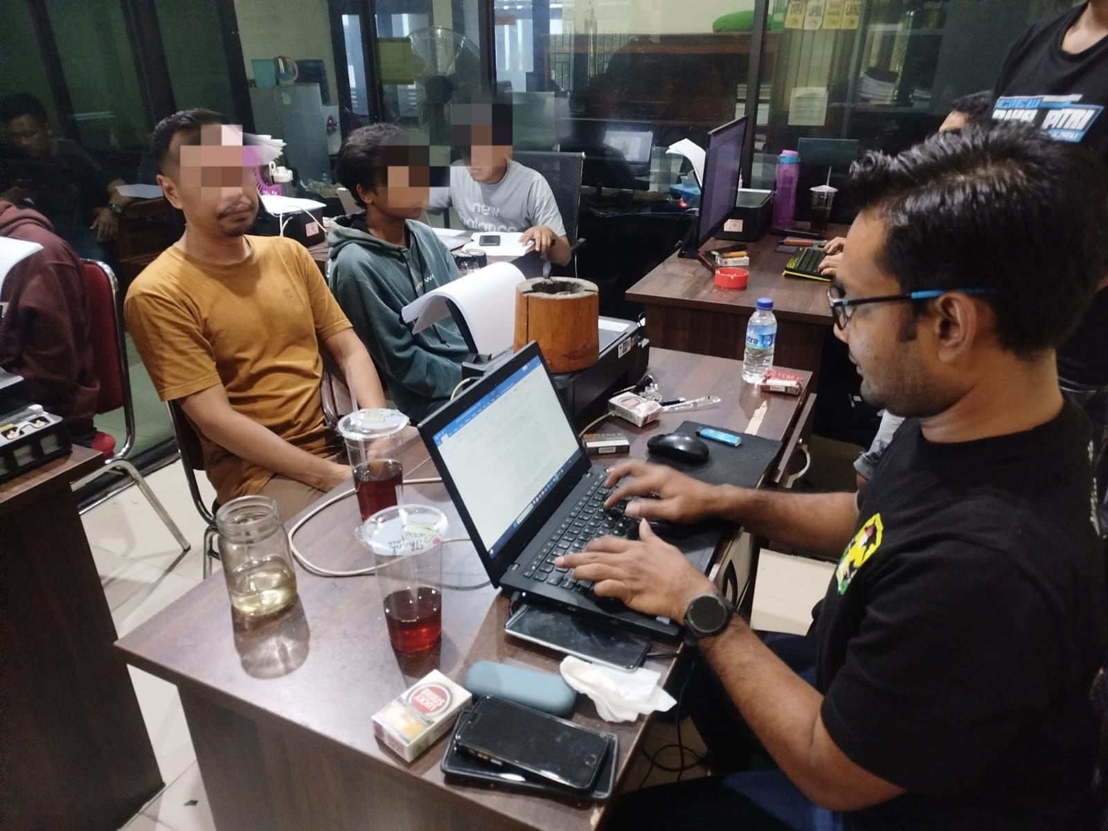 Tiga pemakai sabu diinterogasi Satres Narkoba Polres Karanganyar. (Rudi Hartono/Radar Solo)