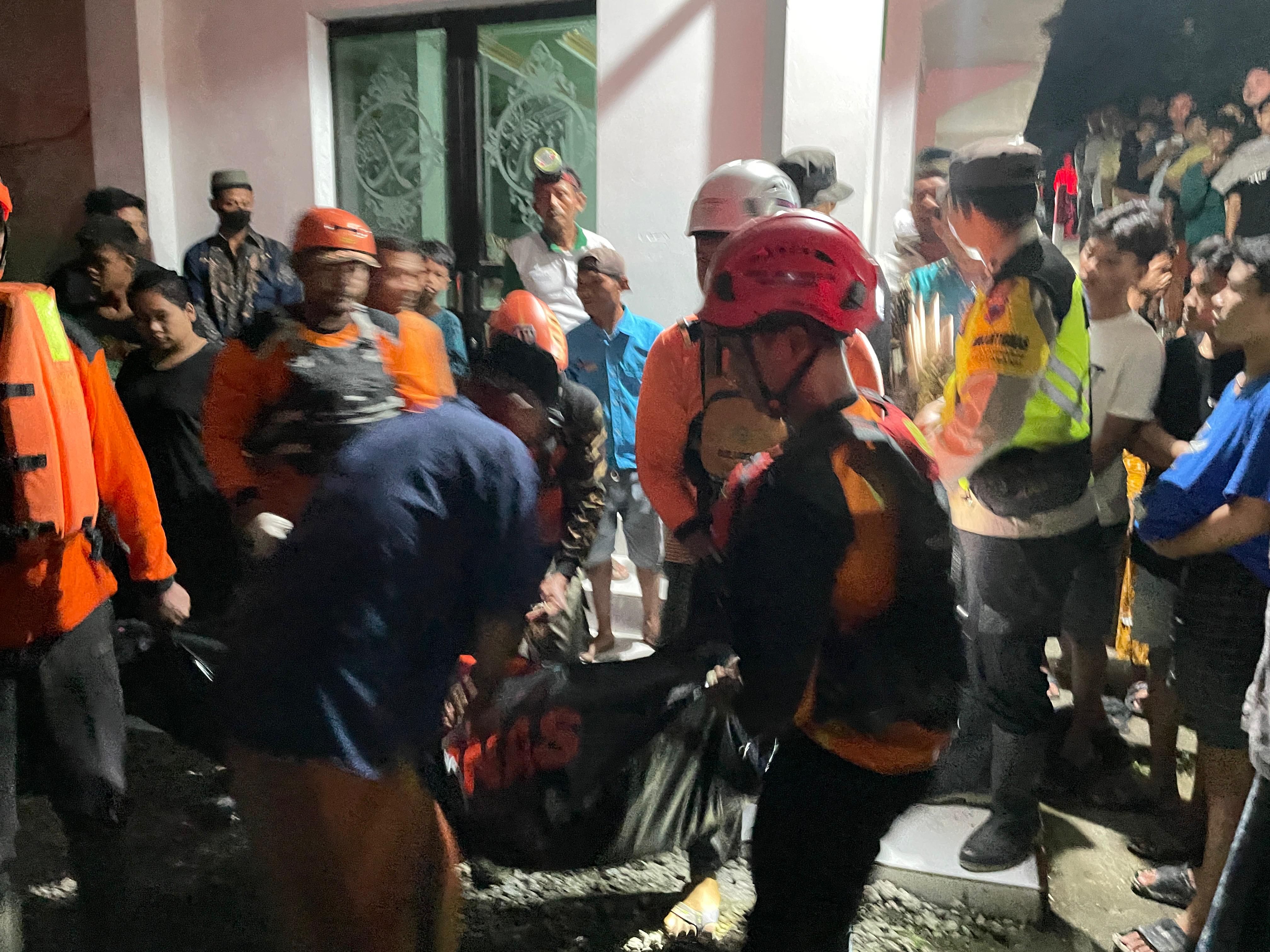 Tim SAR gabungan evakuasi pemuda yang hanyut di sungai Dukuh Ngambleg, Desa Tunjungharjo, Kecamatan Tegowanu, Kabupaten Grobogan. (Dok.Basarnas Semarang)