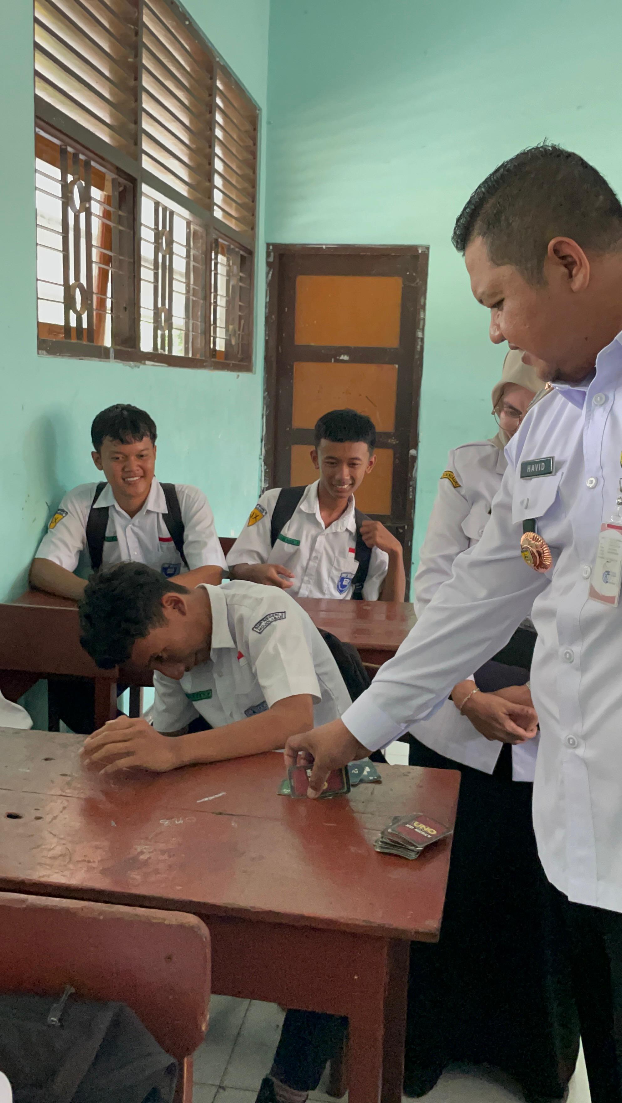 Kepala Disdikbud amankan kartu permainan Uno dari tangan pelajar, sembari tegaskan akan aktifkan pengawas sekolah.