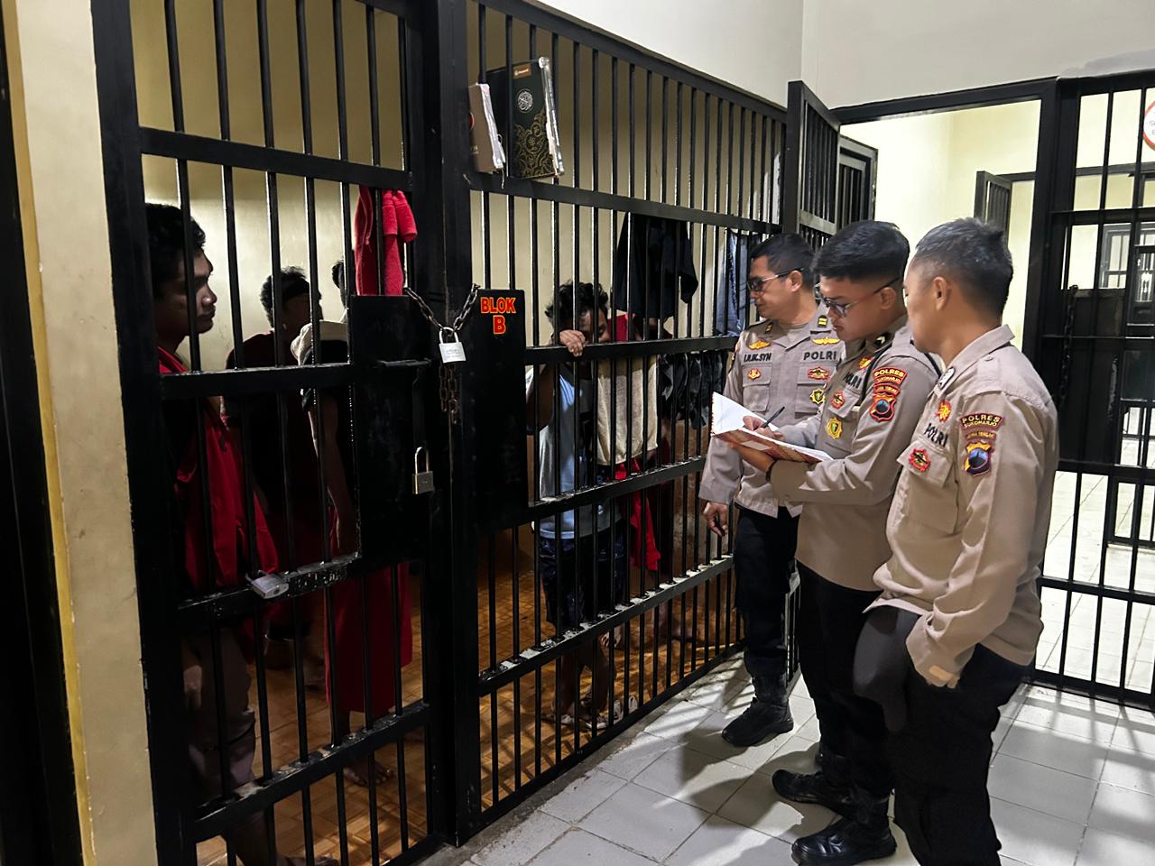 Sidokkes Polres Sukoharjo menggelar pemeriksaan kesehatan rutin terhadap para tahanan di rutan, Kamis (19/2), hasilnya delapan orang idap ISPA.