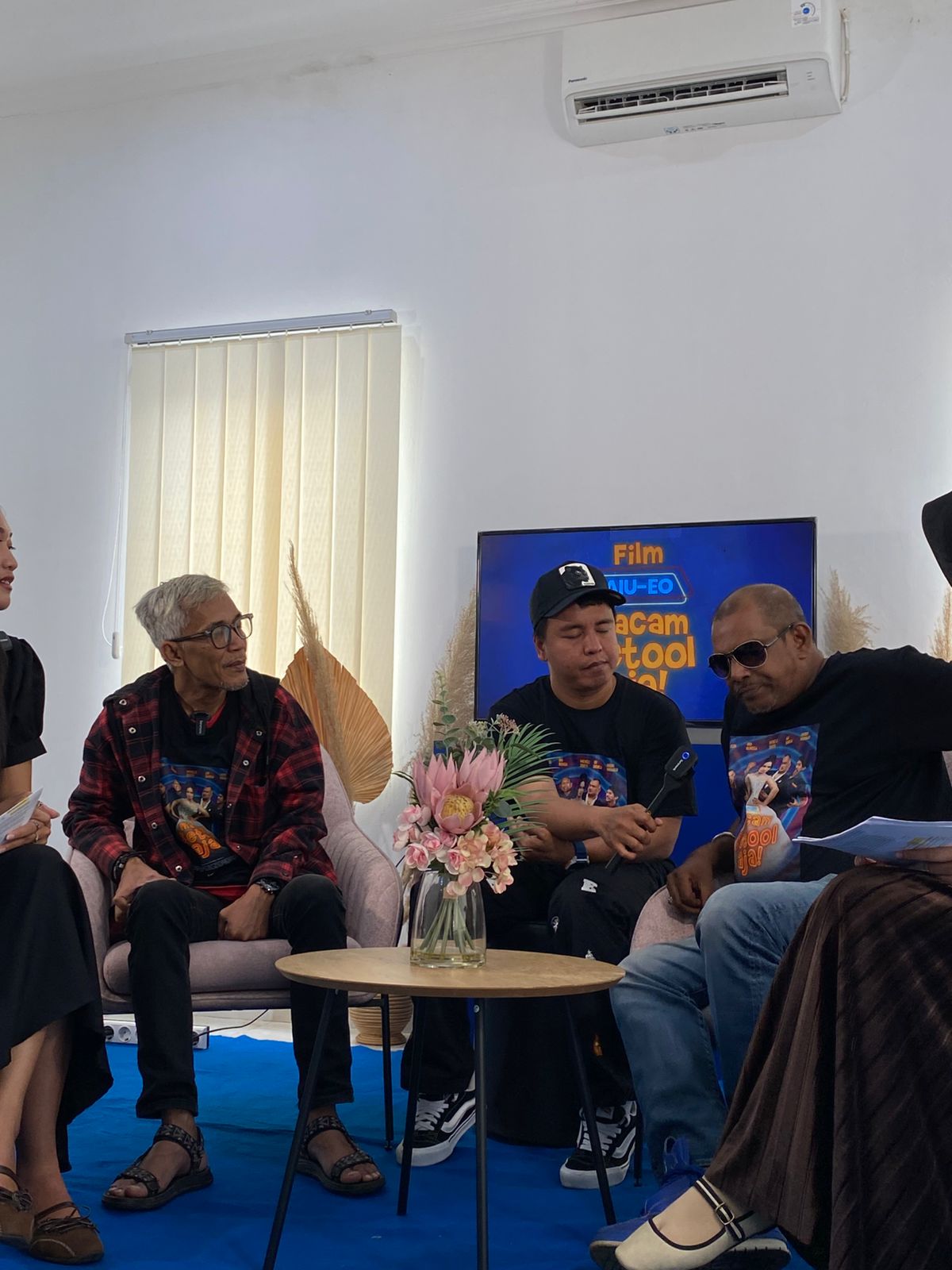 SERU : Para krew pemain film AIUEO Macam Betool Aja ketika podcast di studio Radar Solo Selasa (17/2) kemarin.