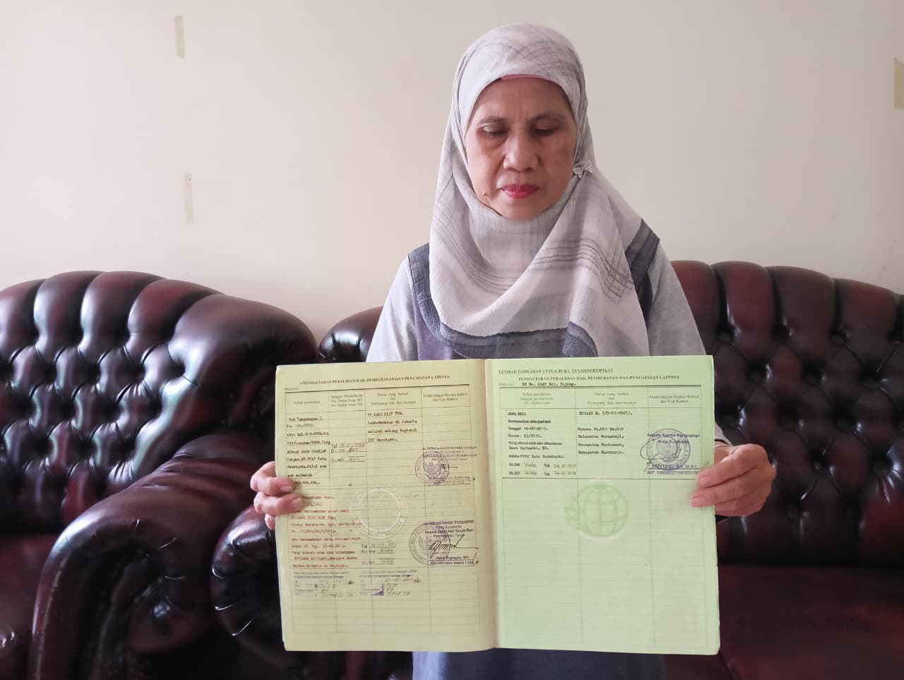 Sri Marwini, istri Suyadi memperlihatkan sertifikat hak miliknya. (A Christian/Radar Solo)