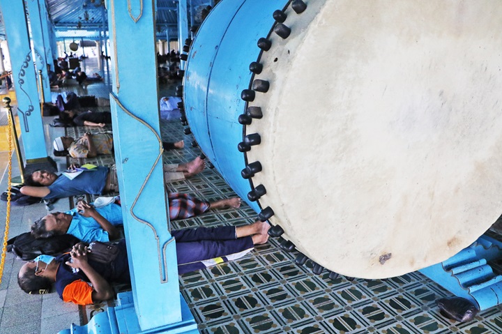 Pengunjung Masjid Agung Surakarta tidur siang puasa di serambi masjid setempat, Jumat (20/2).