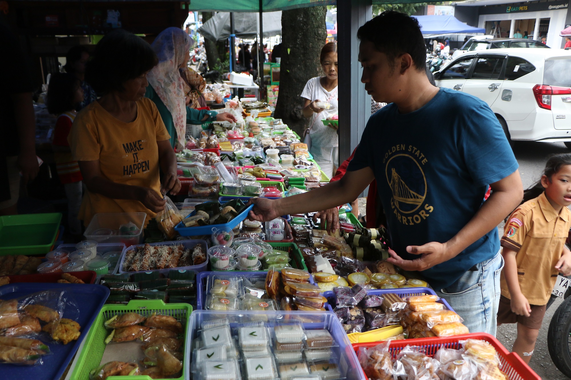Pedagang takjil di kawasan Jayengan jadi salah satu contoh tetap tertib. (Arief Budiman/Radar Solo)