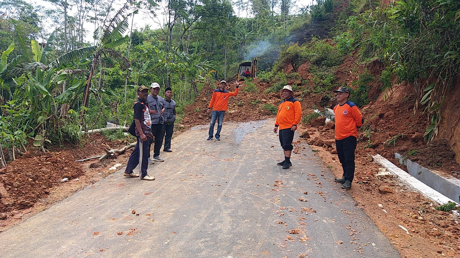 Material longsor tutup akses Karangtengah-Pacitan, di Dusun Gading, Desa Purwoharjo, Kecamatan Karangtengah, Wonogiri.
