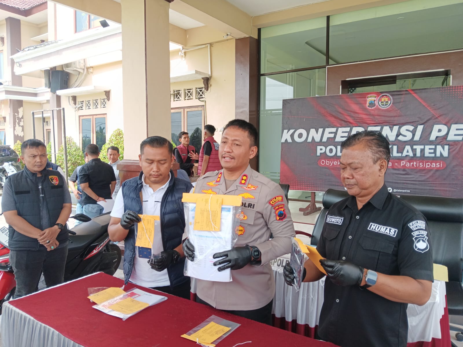 Kapolres Klaten AKBP Moh. Faruk Rozi menunjukkan sejumlah barang bukti berupa dokumen yang berhasil diamankan berupa rekening hingga mutasi koran di Mapolres Klaten.