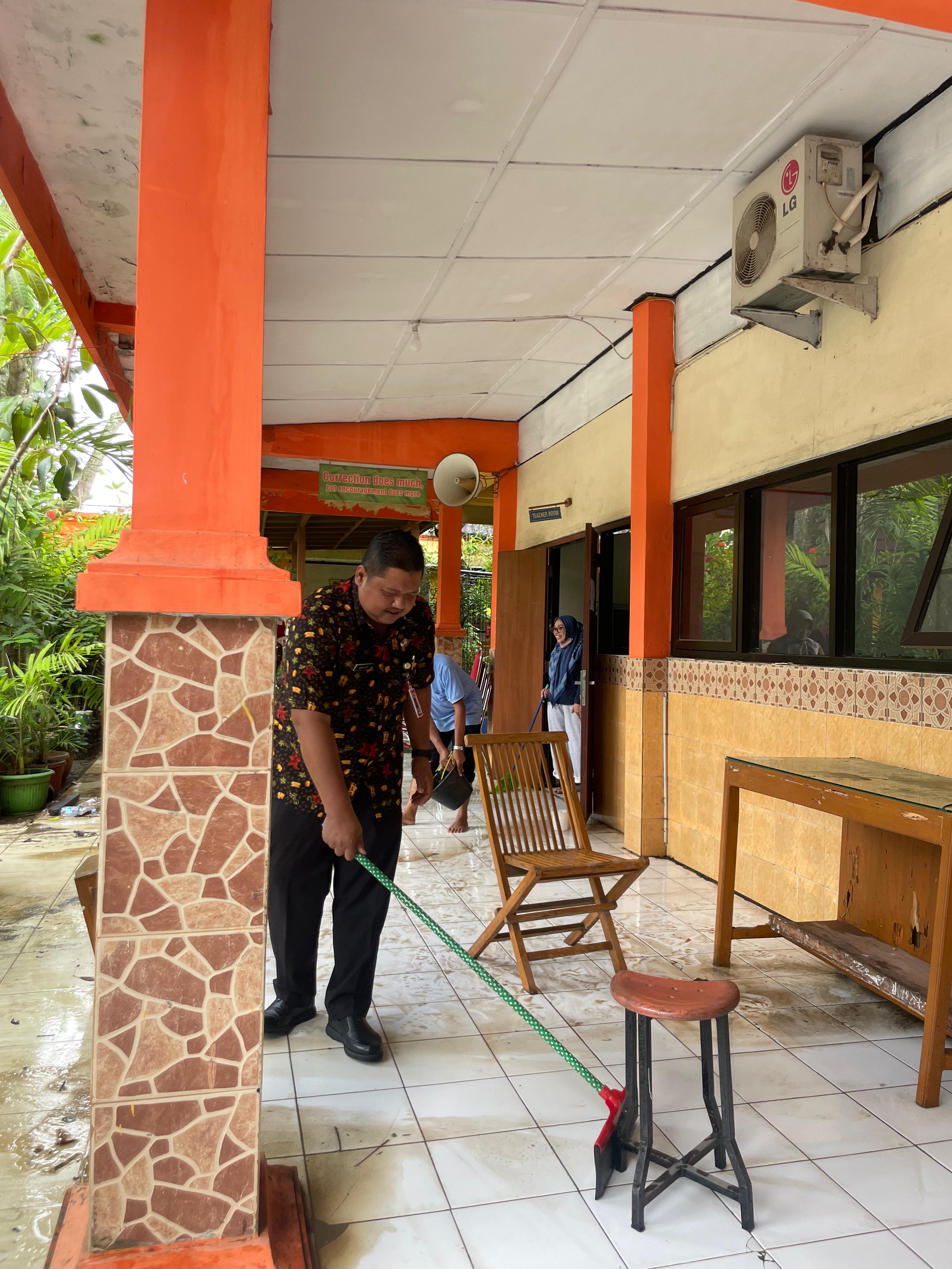 SMPN 3 Sukoharjo kebanjiran, Kadisdik Havid Danang Purnomo Widodo terjun ngepel lantai, Jumat (20/2).
