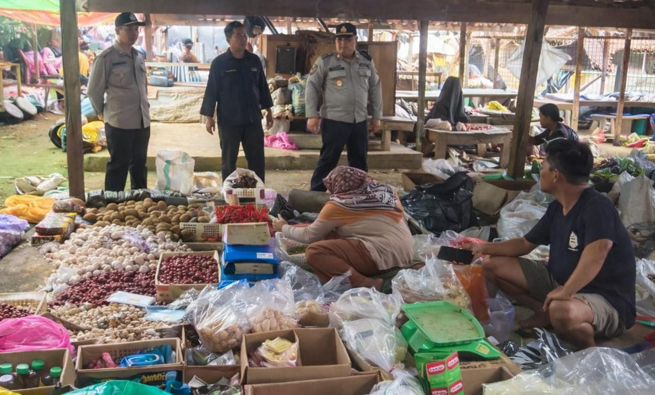 Polsek Jumapolo mengecek harga bahan pokok di pasar Jumapolo, Jumat (20/2/2026) pagi. (Rudi Hartono/Radar Solo)