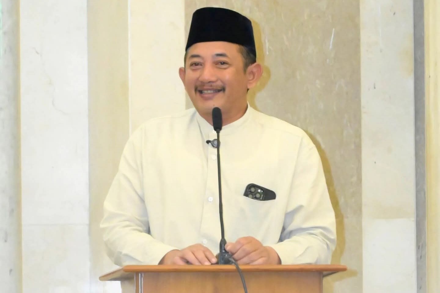 Bupati Karanganyar Rober Christanto saat memberi sambutan dalam kegiatan Tarawih Keliling (Tarling) di Masjid Agung Madaniyah Karanganyar, Rabu (18/2/2026). (Dokumentasi Diskominfo Karanganyar)