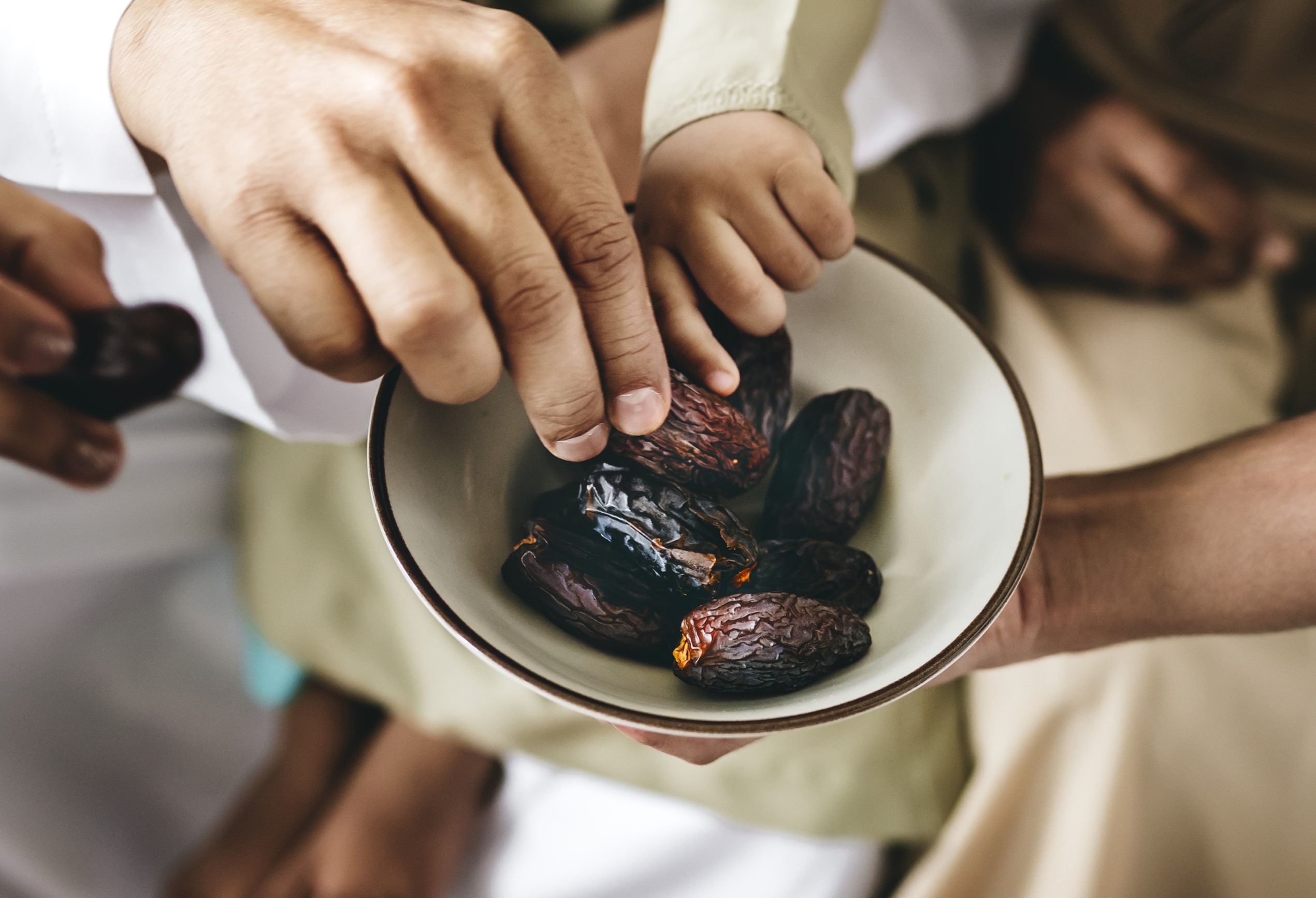 Buah kurma disunahkan untuk berbuka puasa.