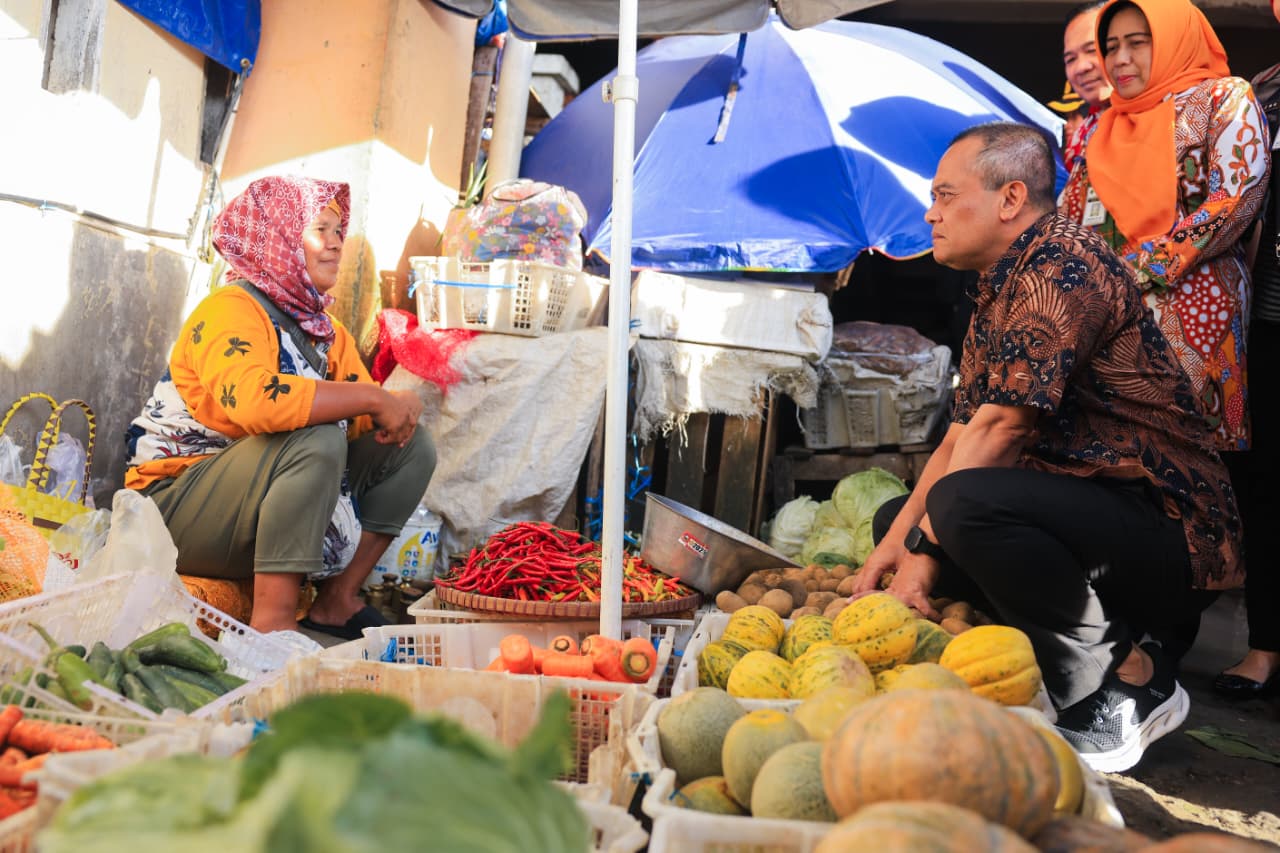 Gubernur Jawa Tengah Ahmad Luthfi berdialog dengan pedagang di Pasar Projo Ambarawa, Kabupaten Semarang di sela pengecekan harga bahan pokok saat Ramadhan, Jumat (20/2/2026).