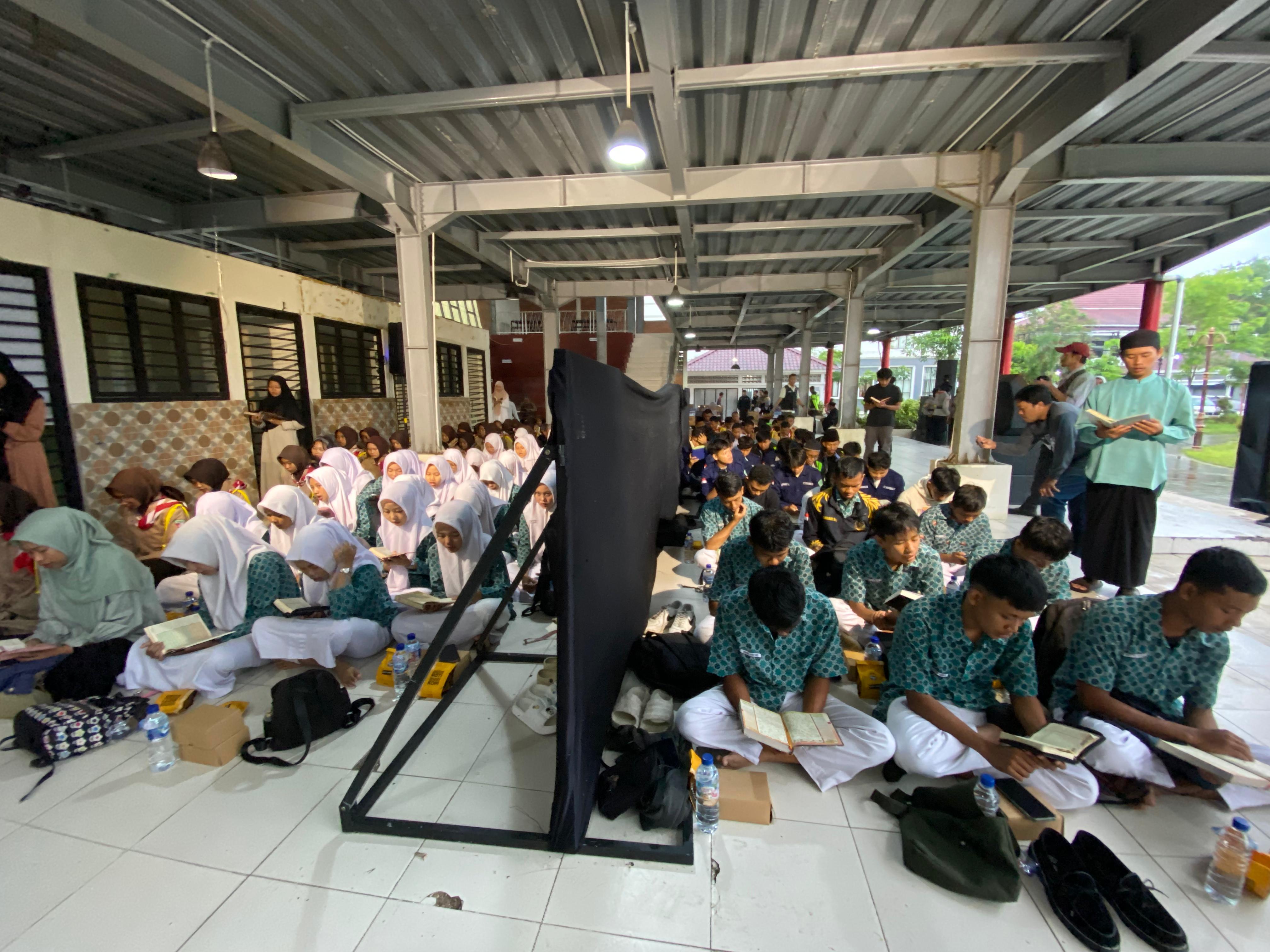 Kegiatan mengaji dalam kegiatan Klaten Bertilawah Taman Mal Pelayanan Publik (MPP) Klaten.