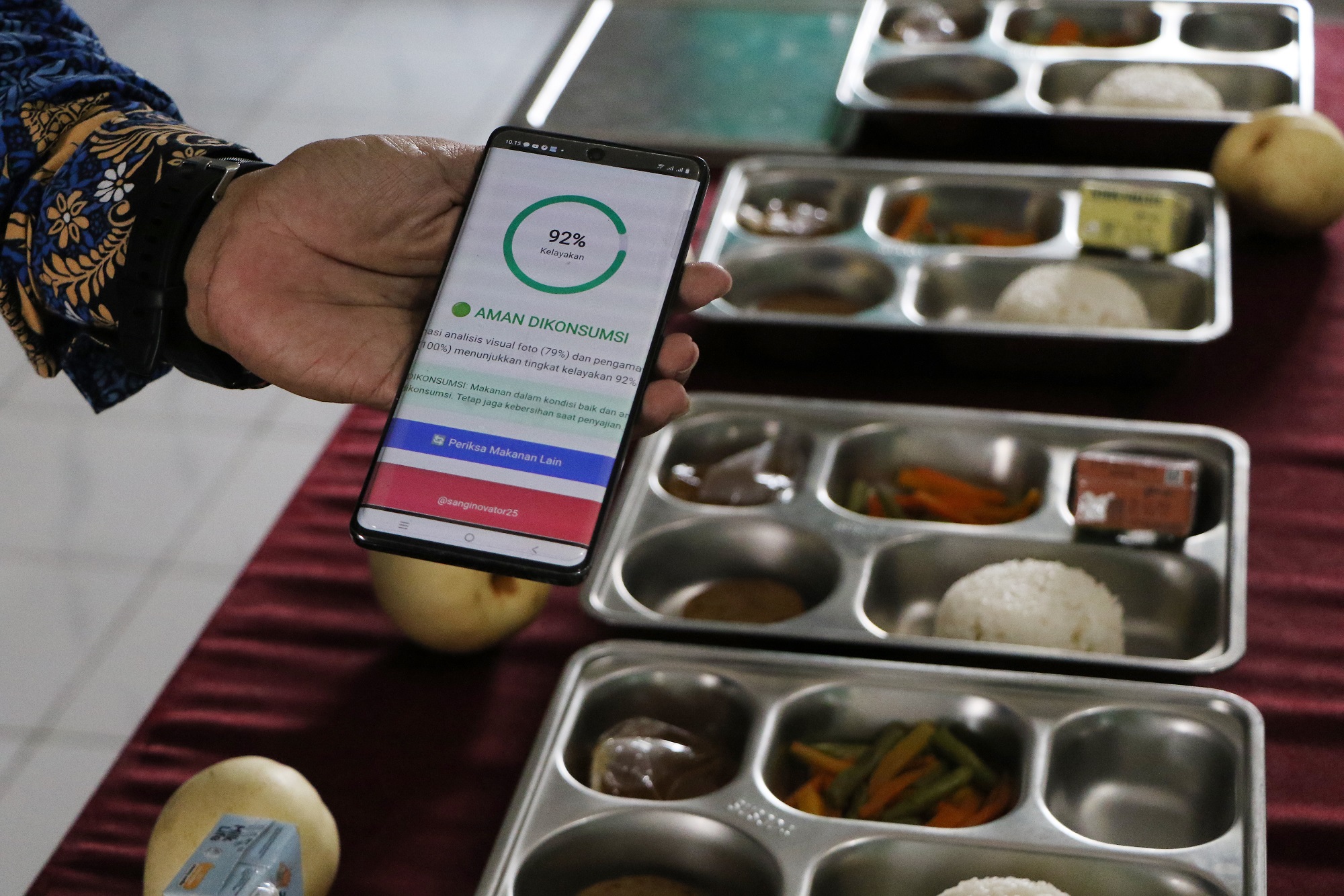 Menu yang akan dikonsumsi selain bergizi juga harus aman dikonsumsi. (Arief Budiman/Radar Solo)