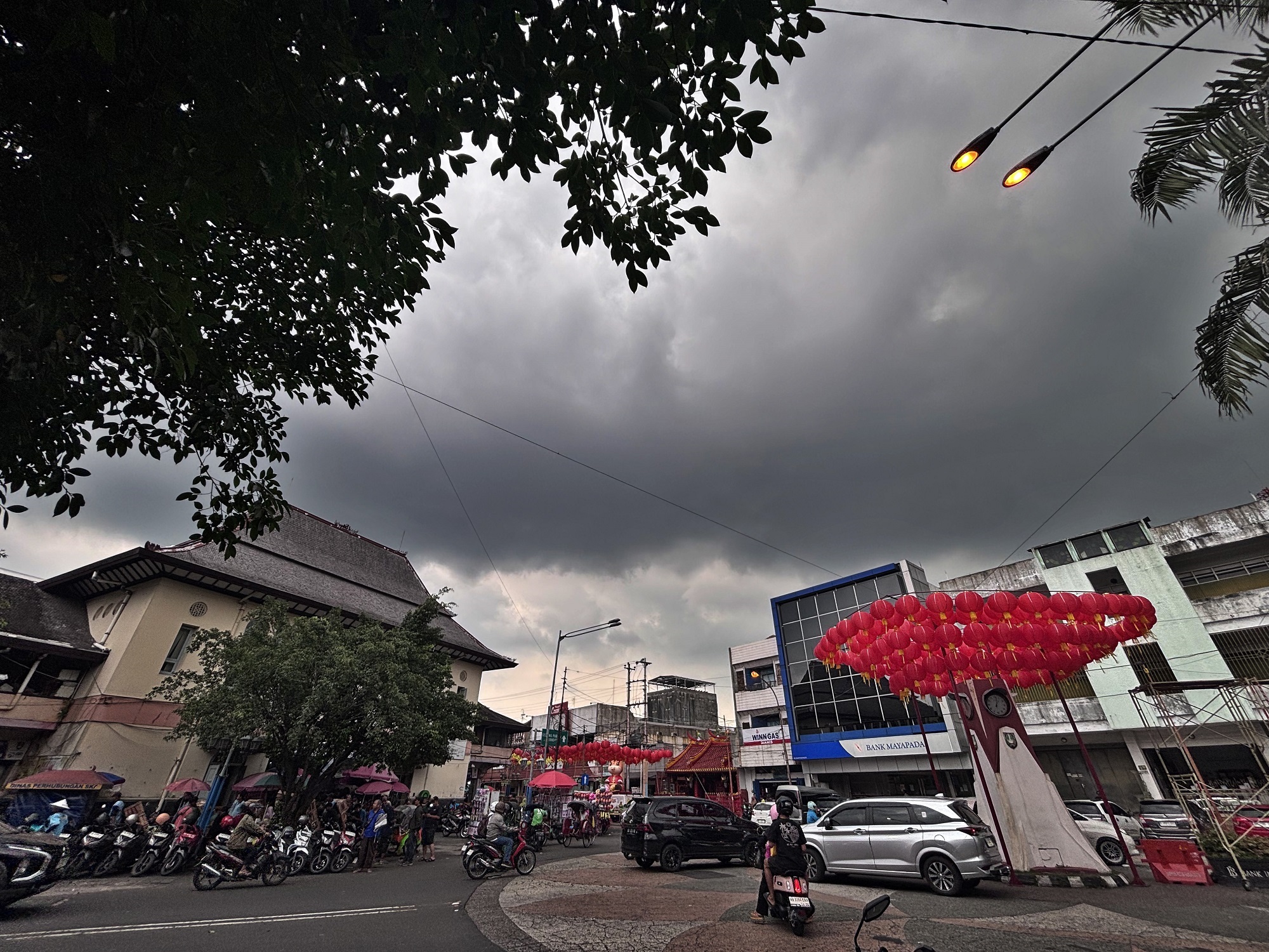 Cuaca mendung gelap tampak di atas kawasan Pasar Gede Solo. (Arief Budiman/Radar Solo)