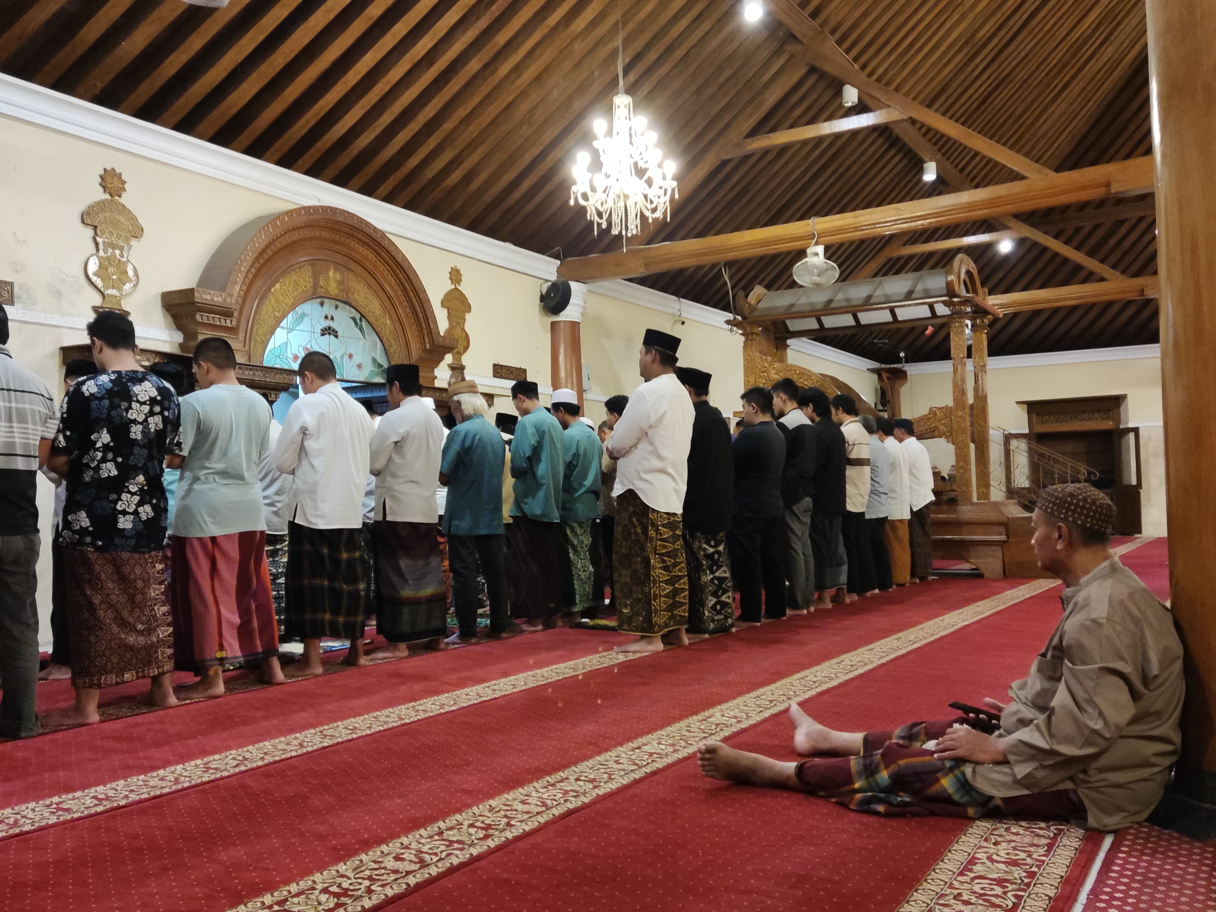 Suasana salat tarawih di Masjid Agung Keraton Surakarta