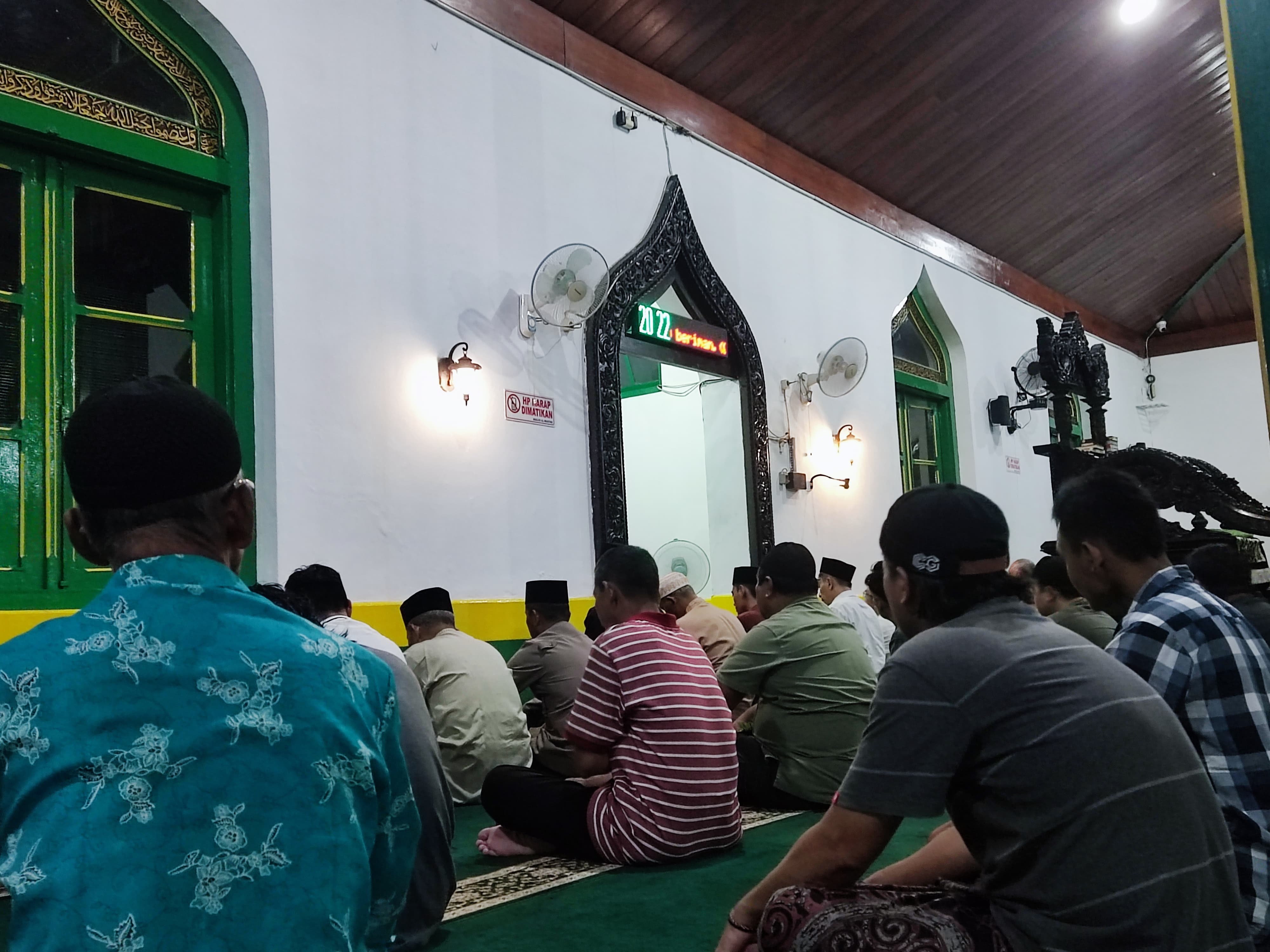 Suasana salat tarawih di Masjid Al-Wustho Mangkunegaran