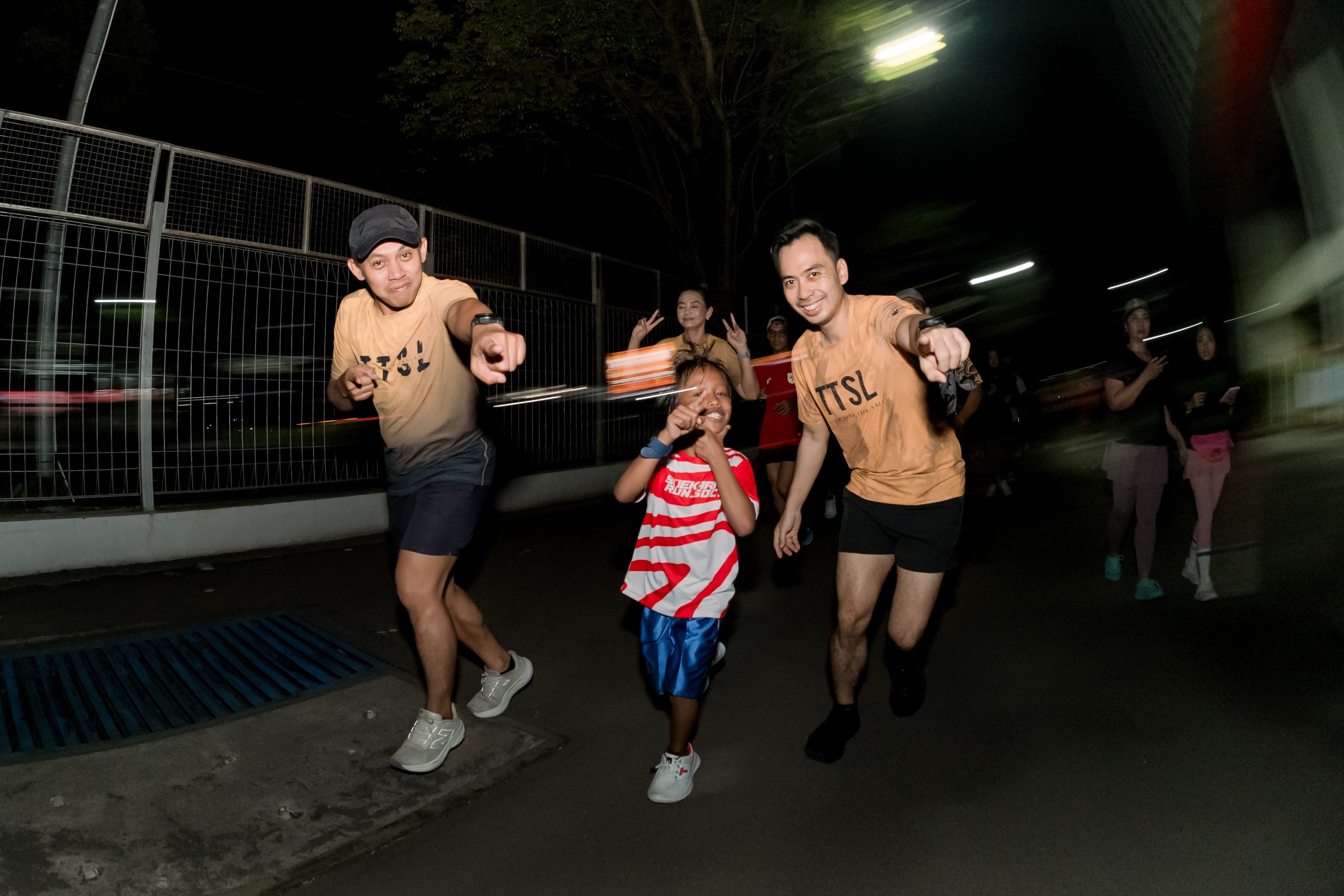 Masyarakat di Kota Solo menjalani running di malam hari