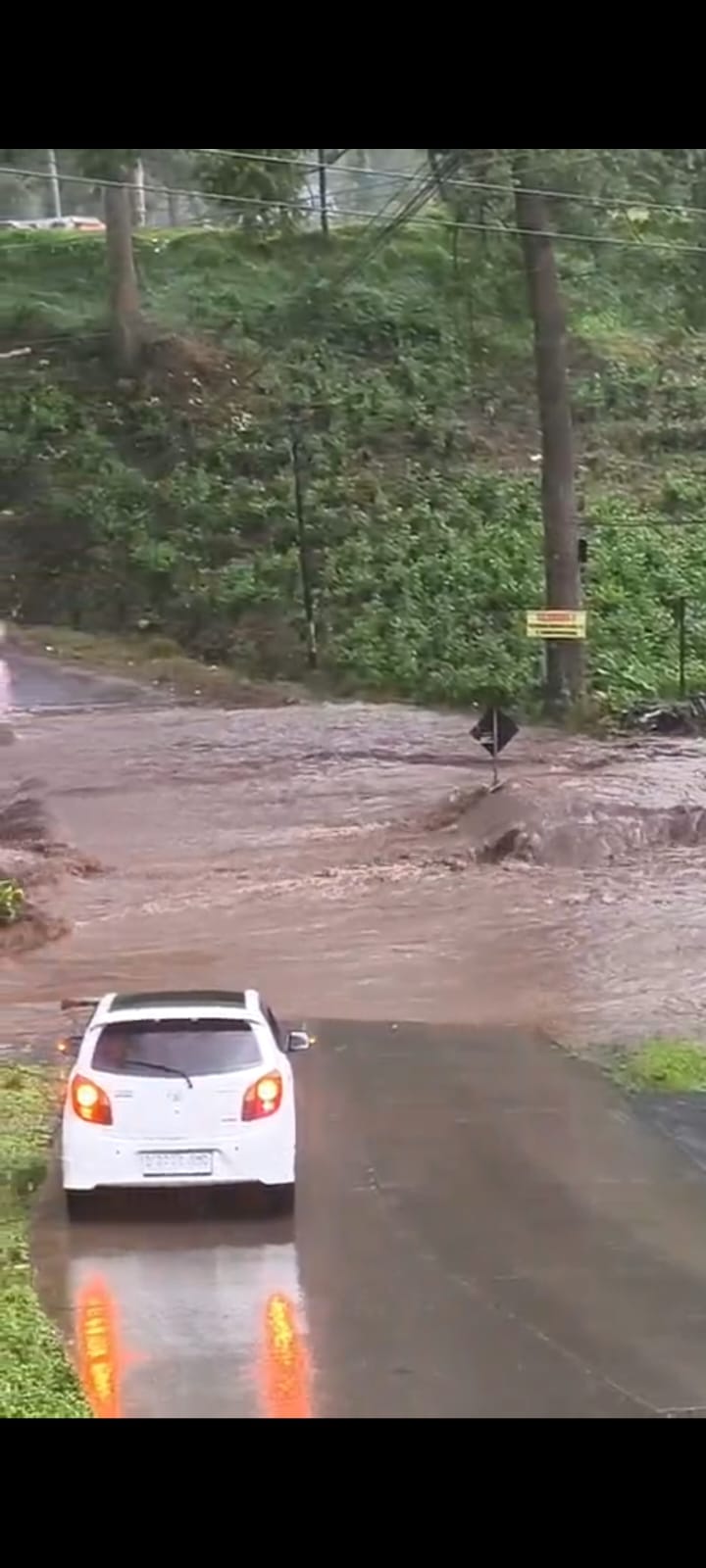 Tangkapan layar banjir di Kemuning, Ngargoyoso, Karanganyar, Sabtu (21/2/2025)