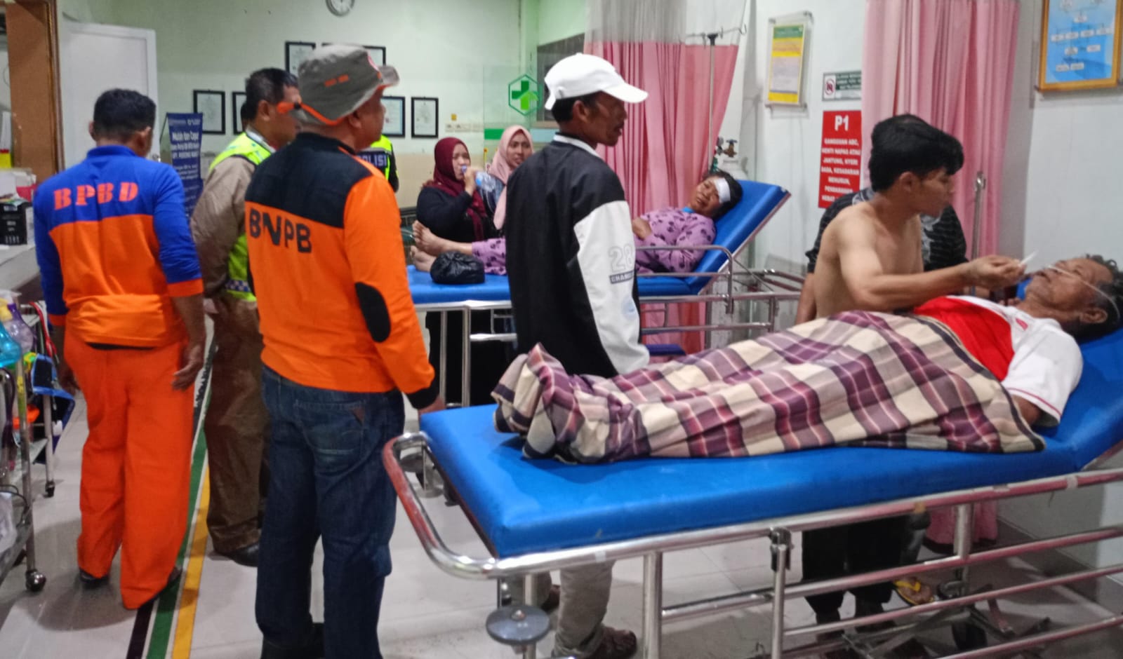 Pawiro dan istrinya warga Dusun Segoro Gunung RT 02/VII, Kemuning, Ngargoyoso yang terluka akibat longsor. 