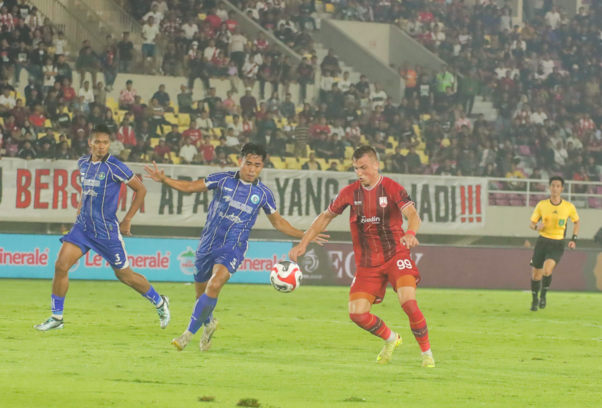 Laga Persis Solo melawan PSBS Biak di Stadion Manahan, Sabtu malam (21/2/2026). 