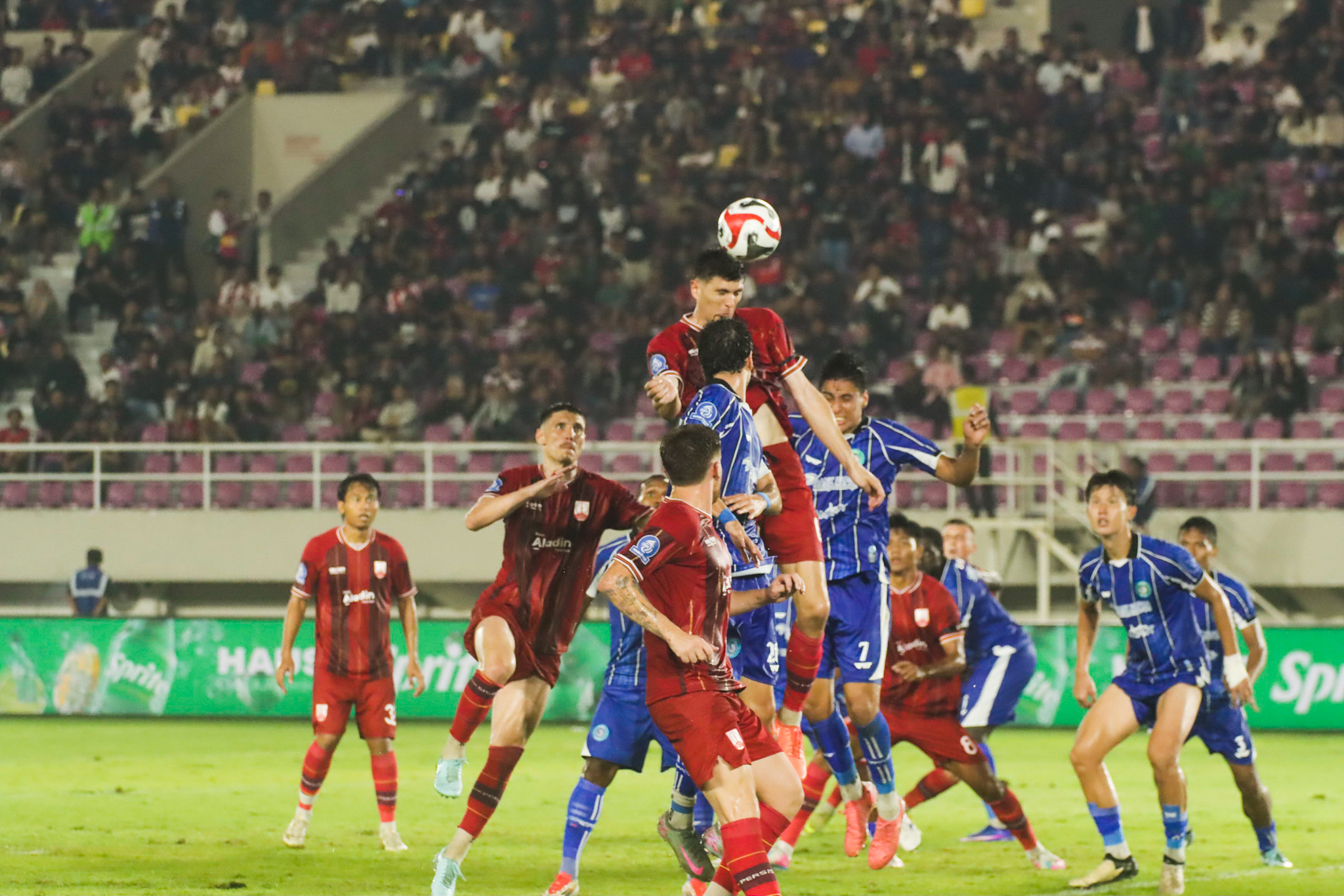 Laga Persis Solo melawan PSBS Biak di Stadion Manahan, Sabtu malam (21/2/2026). 