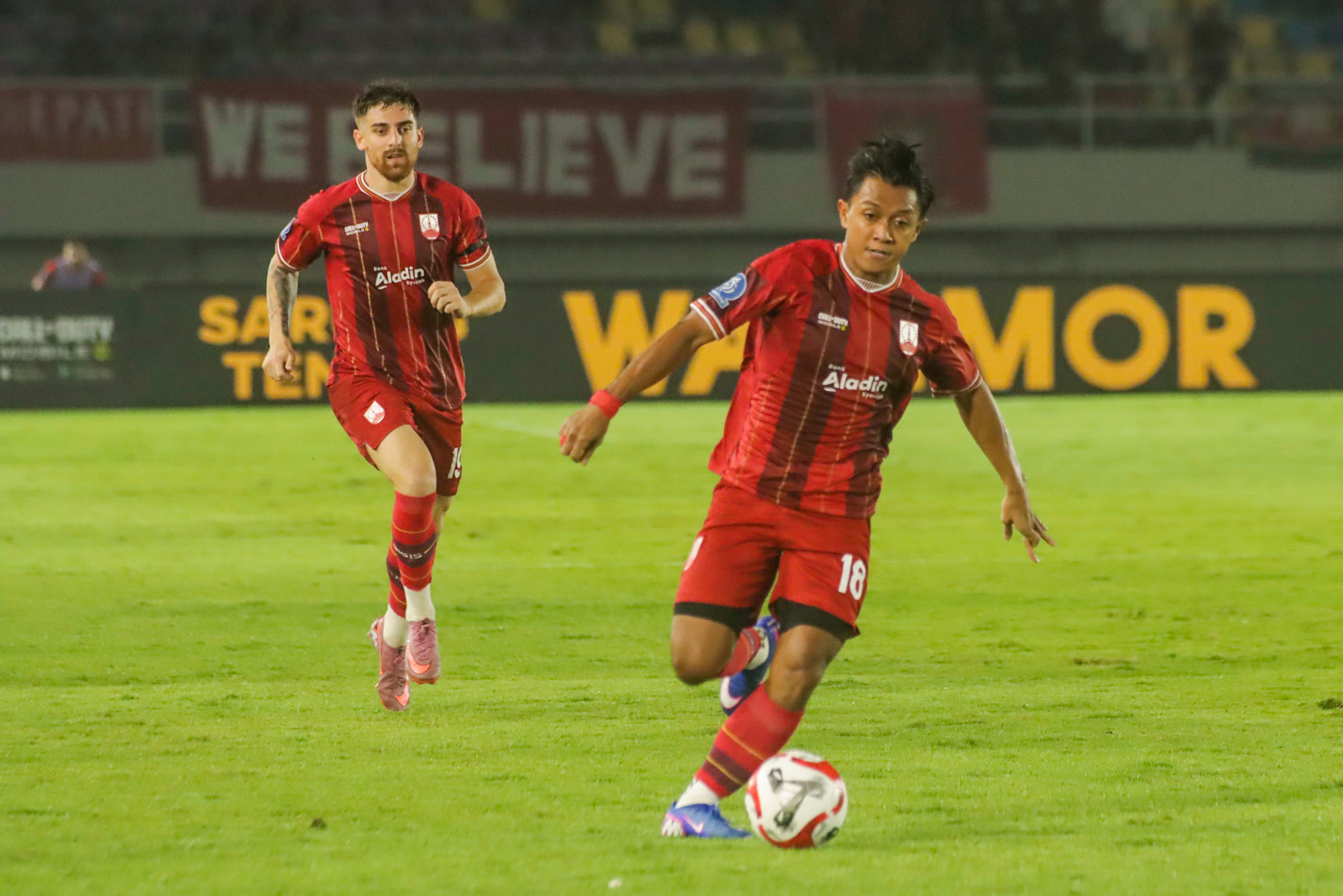 SARAT GENGSI: Gelandang Persis Solo Febri Hariyadi saat bertanding melawan PSBS Biak di Stadion Manahan, Sabtu (20/2/2026)&nbsp;
