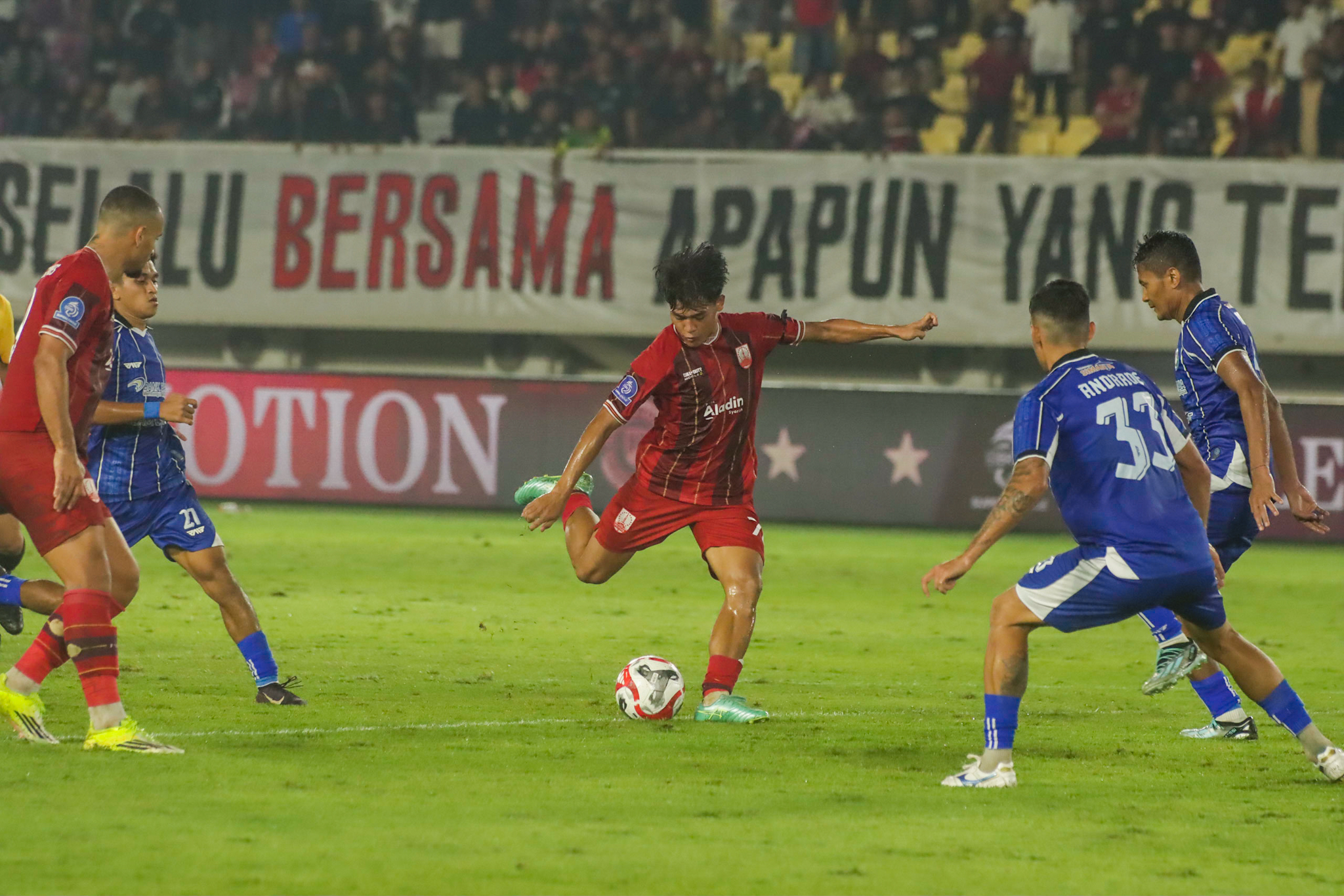 Laga Persis Solo melawan PSBS Biak di Stadion Manahan, Sabtu malam (21/2/2026). 