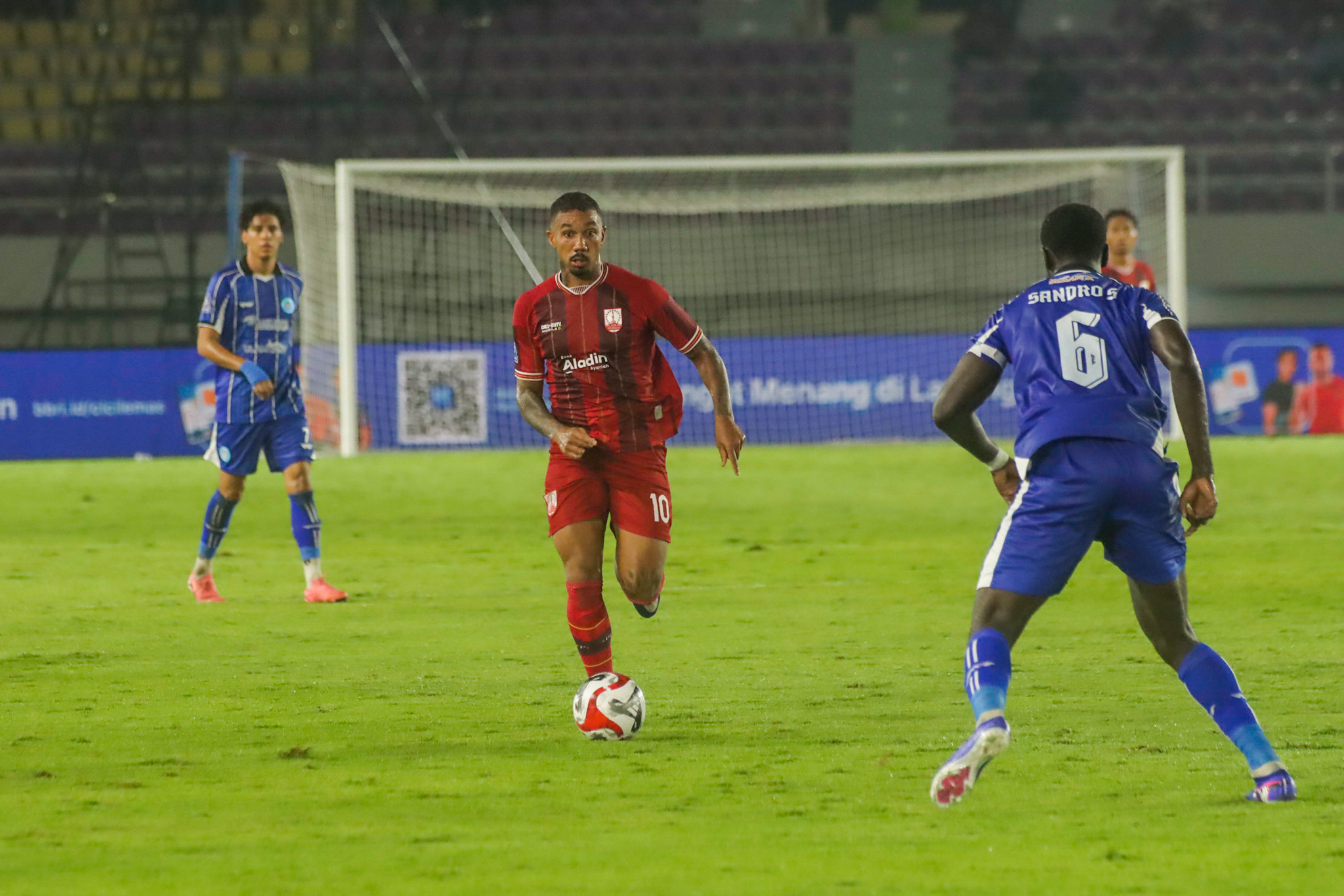Gelandang Persis Solo Dimitri Lima melawan PSBS Biak di Stadion Manahan, Sabtu malam (21/2/2026). 