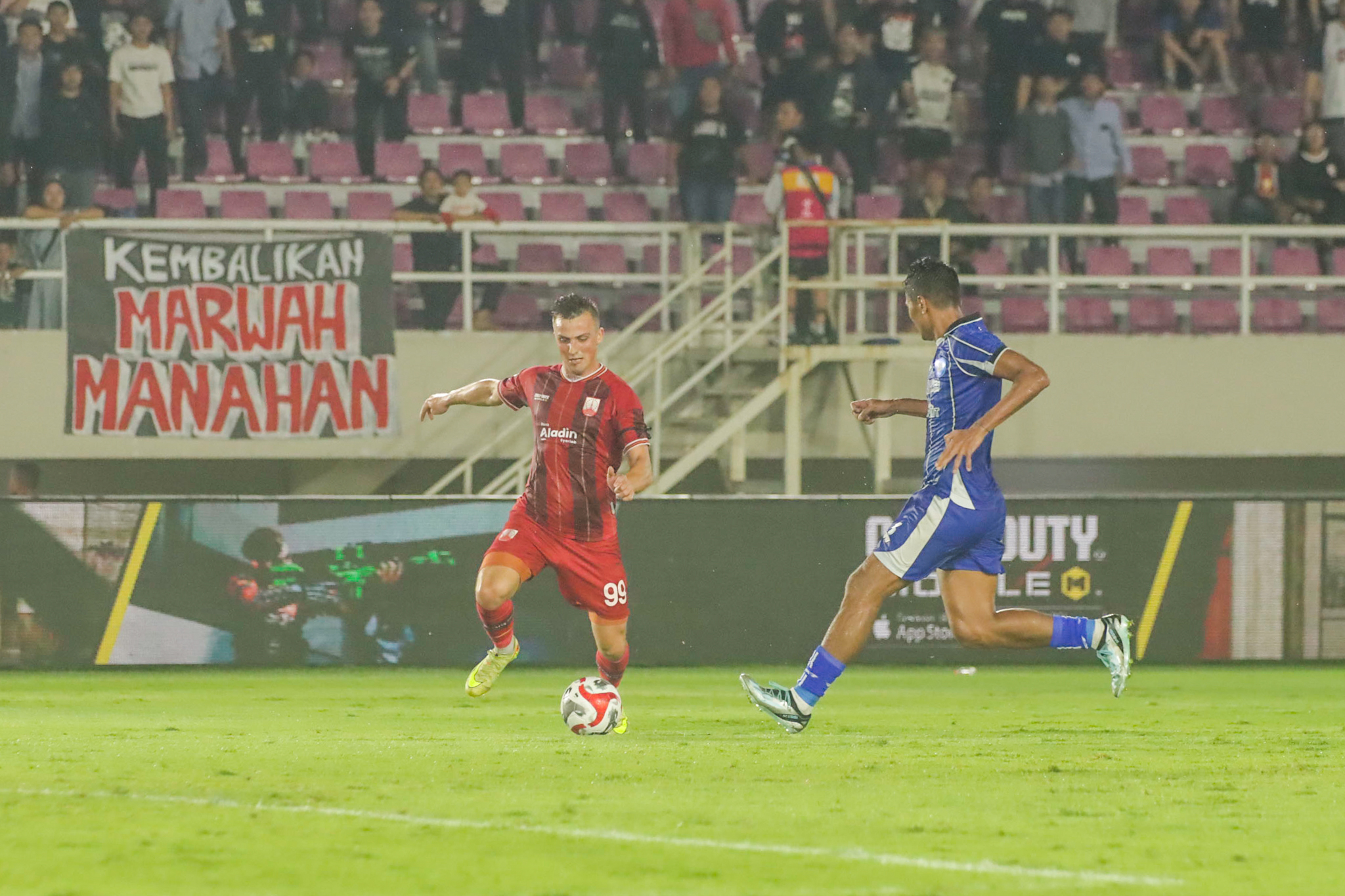 Laga Persis Solo melawan PSBS Biak di Stadion Manahan, Sabtu malam (21/2/2026). 