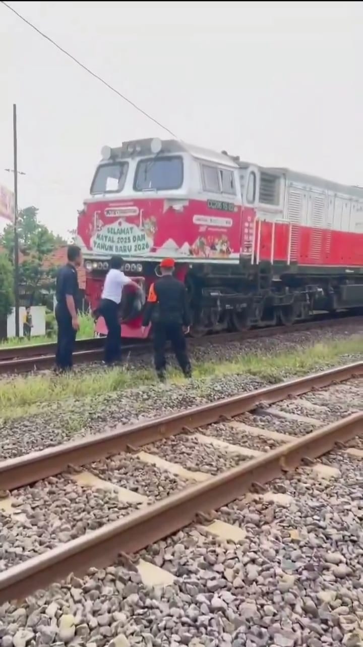 Penampakan lokomotif KA Argo Merbabu yang terlibat insiden di  sekitar jalur kereta api GOR Sarengat, Kabupaten Batang.