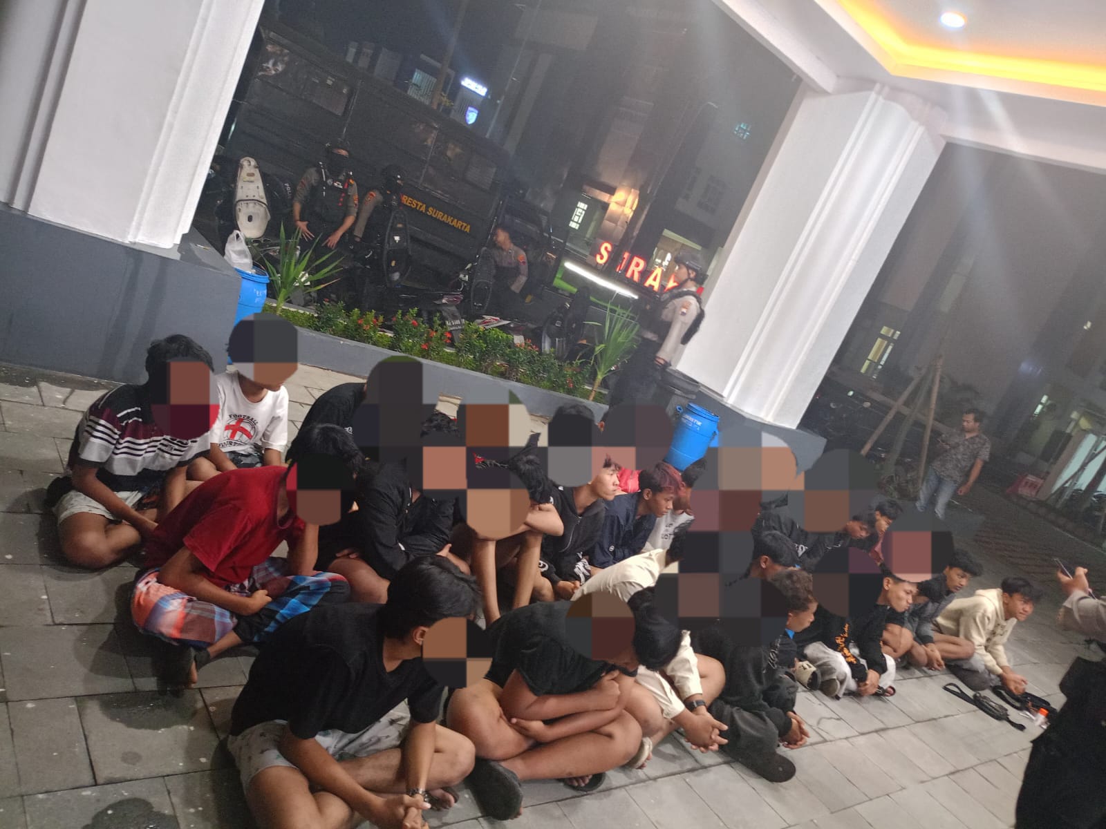 Puluhan remaja yang hendak perang sarung di belakang RS Dr. Oen Jebres diamankan di Mapolresta Solo, Jumat (20/2/2026) malam.