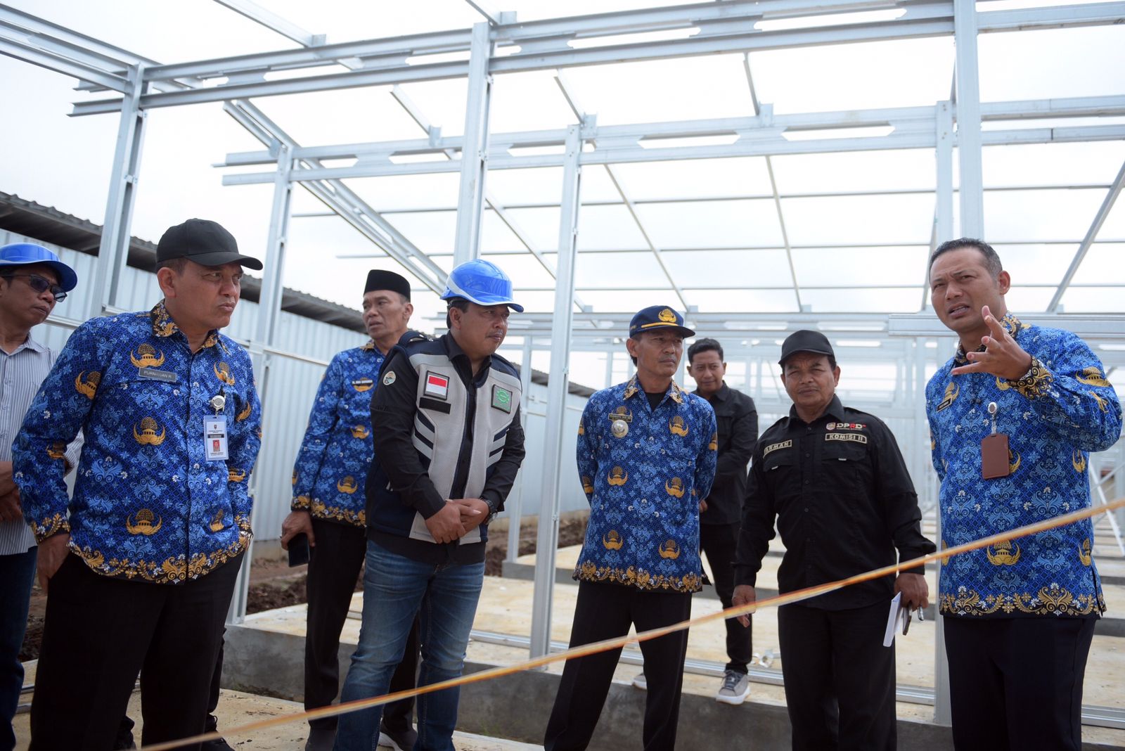  Bupati Boyolali Agus Irawan (kanan) saat meninjau pembangunan pasar darurat Karanggede.