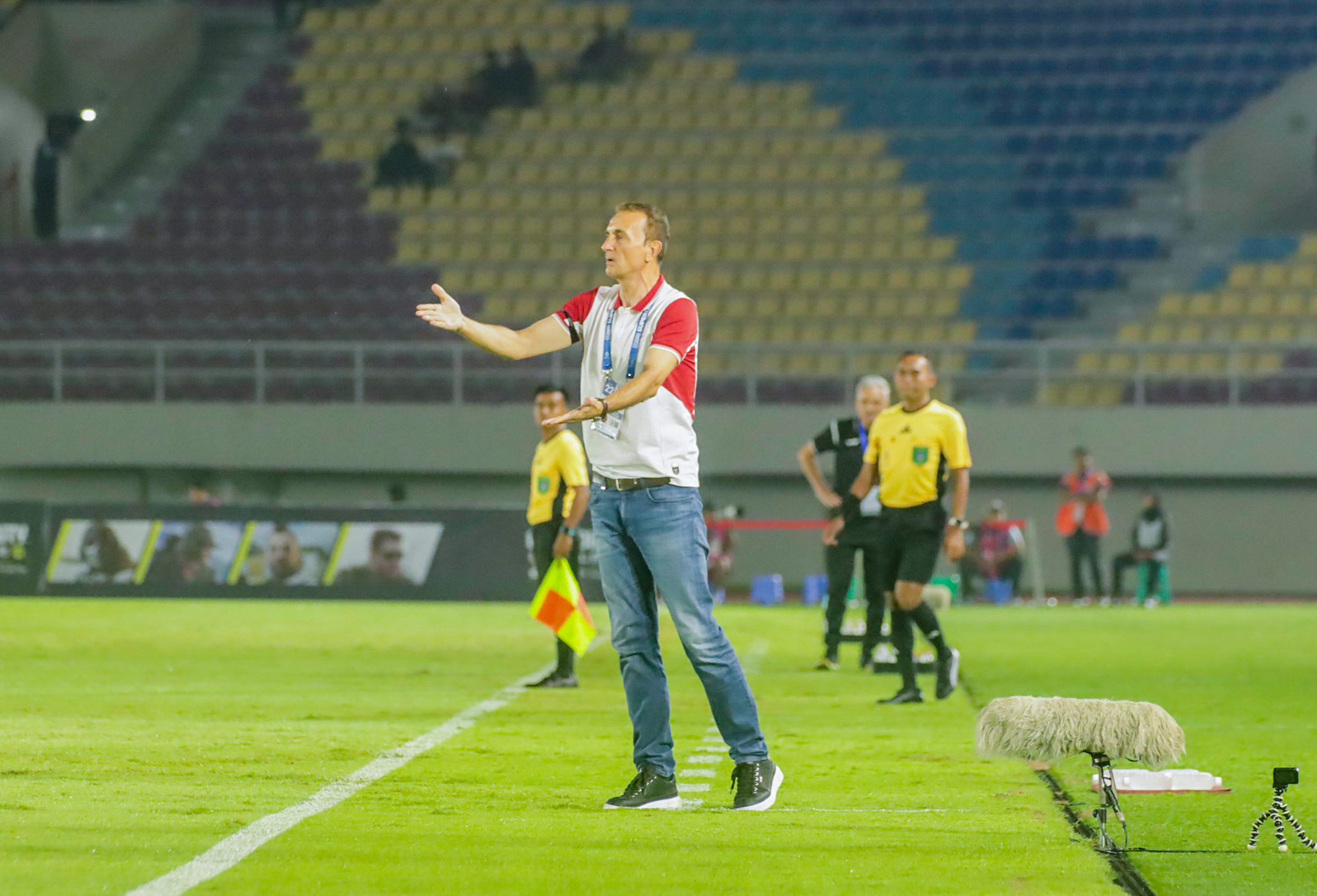 DISOROT: Milomir Seslija saat memimpin Persis Solo kala melawan PSBS Biak di Stadion Manahan, Sabtu malam (22/2).