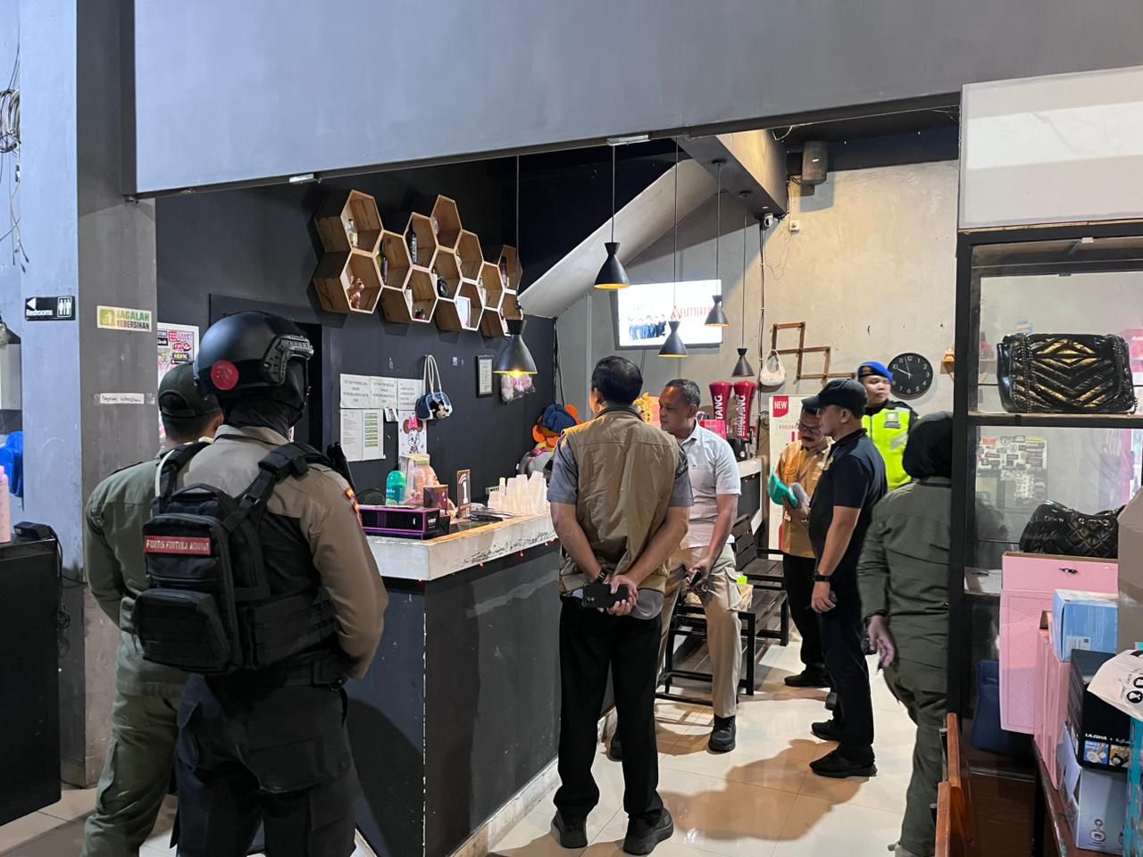 DEMI KEAMANAN: Salah satu tempat karaoke yang disidakoleh tim gabungan.