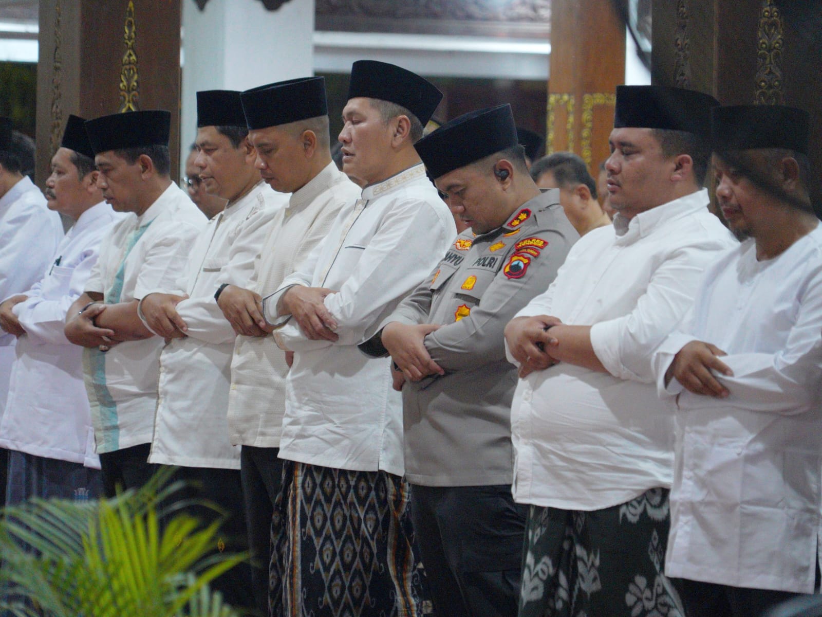 Salat tarawih di Pendapa Rumah Dinas Bupati Wonogiri yang diikuti unsur forkompimda, Rabu (18/2/2026). 