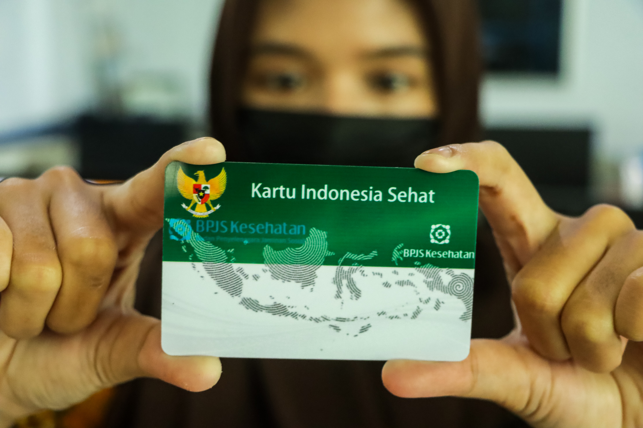 BERGUNA: Salah satu pemegang BPJS Kesehatan memperlihatkan kartu miliknya.