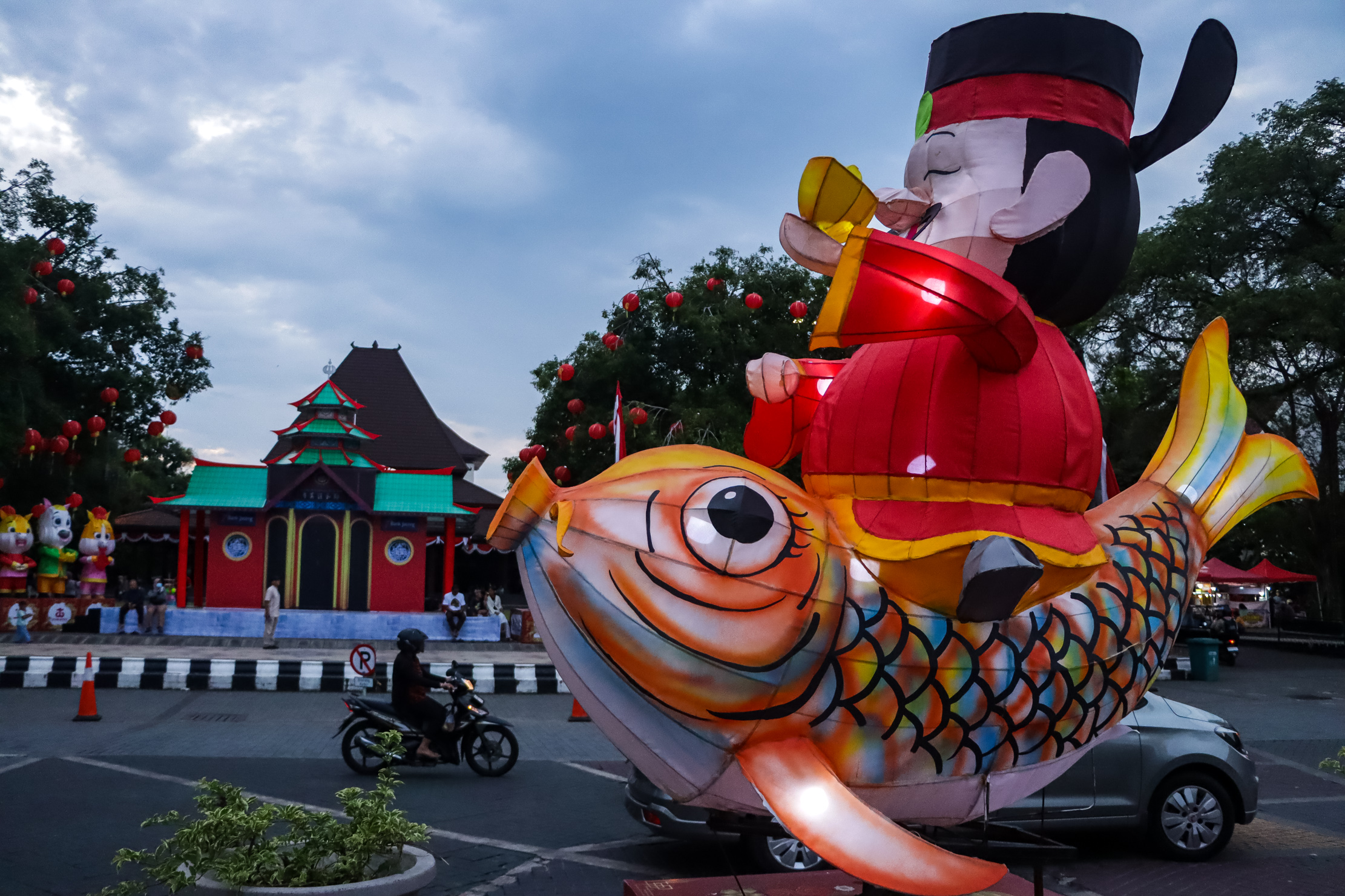 PUSAT PERHATIAN: Lampion imlek yang dipasang di depan Balai Kota Solo.