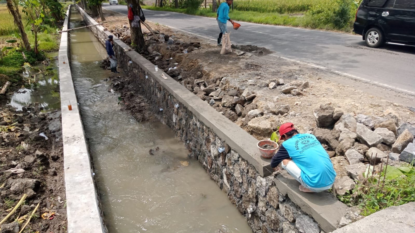 Proyek talut irigasi di Sambungmacan, Sragen yang rusak saat proses pengerjaan mulai diperbaiki. (Ahmad Khairudin/Radar Solo)