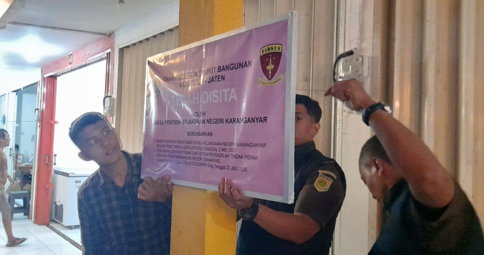 Tim Kejari Karanganyar saat menyita ruko milik Pemdes Jaten. (Rudi Hartono/Radar Solo)