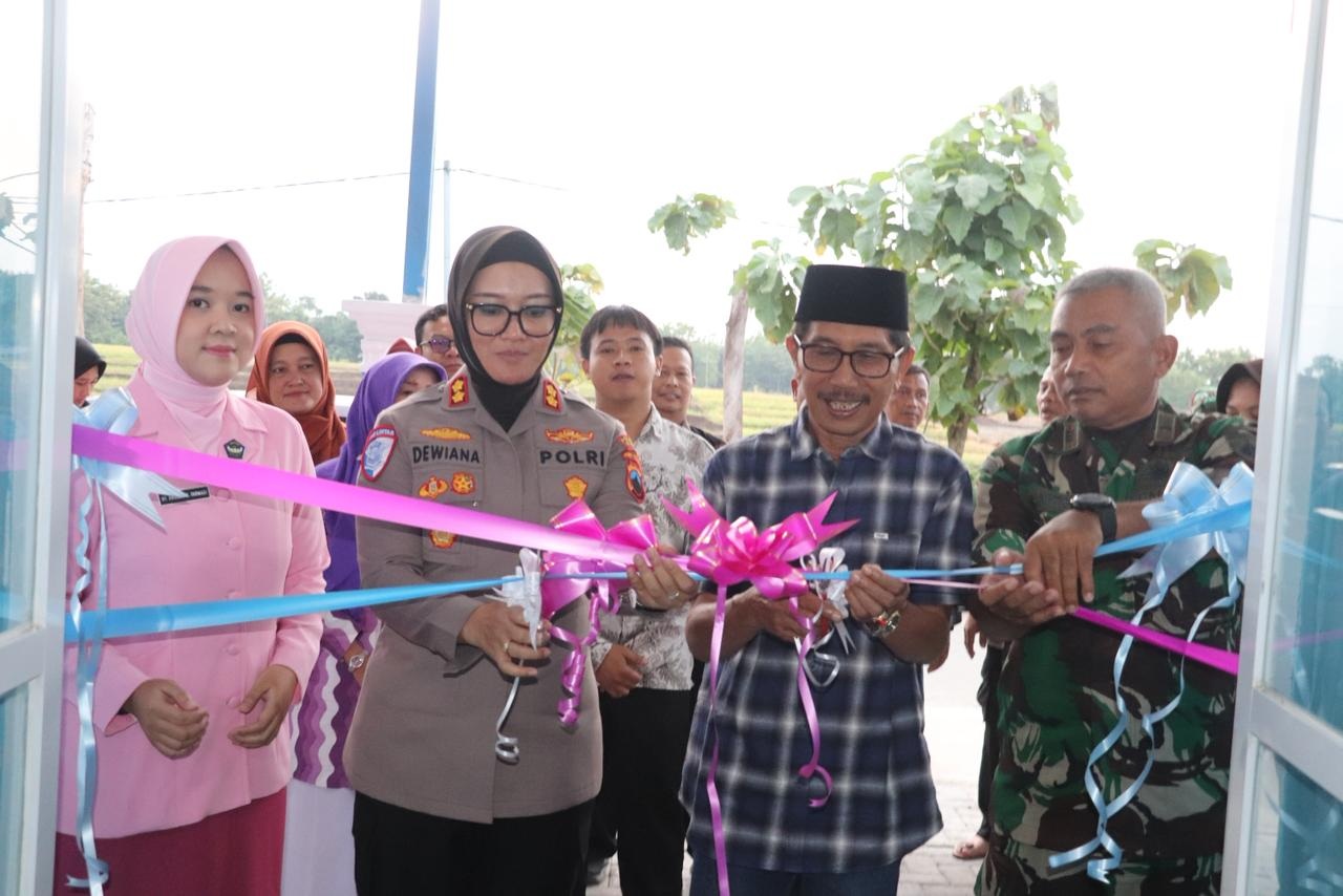 Kapolres Sragen AKBP Dewiana Syamsu Indyasari (dua dari kiri) bersama Wabup Sragen Suroto resmikan SPPG di Gondang, Sragen. (Ahmad Khairudin/Radar Solo)