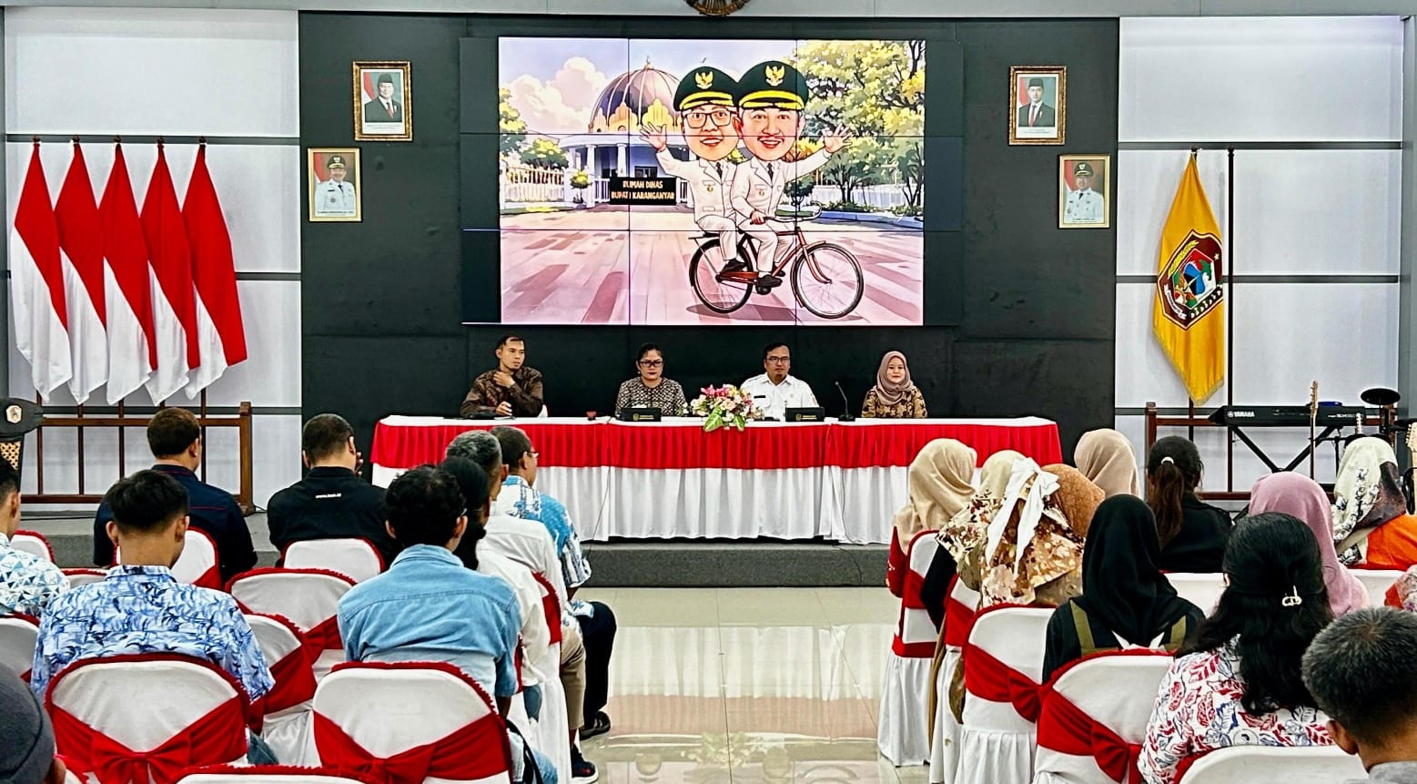 Kepala Diskominfo Karanganyar Isnan Nur Aziz memberikan penjelasan kepada sejumlah UMKM. (Rudi Hartono/Radar Solo)