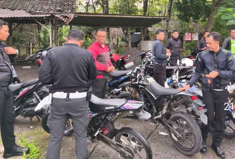 Jajaran Satlantas Polres Klaten melakukan penindakan terhadap kendaraan dengan knalpot brong di kawasab wisata Rowo Jombor, Bayat, Klaten, Sabtu (21/2/2026).
