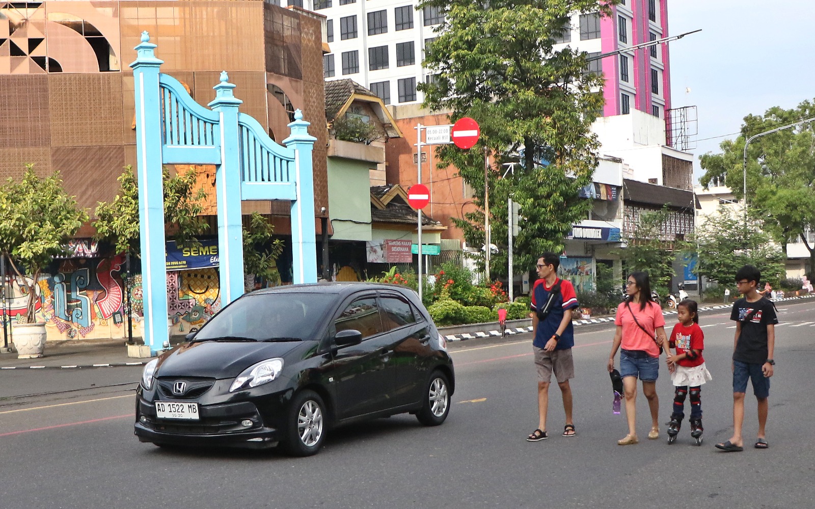 MEMBAHAYAKAN: Mobil pribadi menerobos Jalan Slamet Riyadi di saat pengunjung Solo CFD sedang asyik jalan-jalan menikmati suasana pagi, kemarin (22/2).