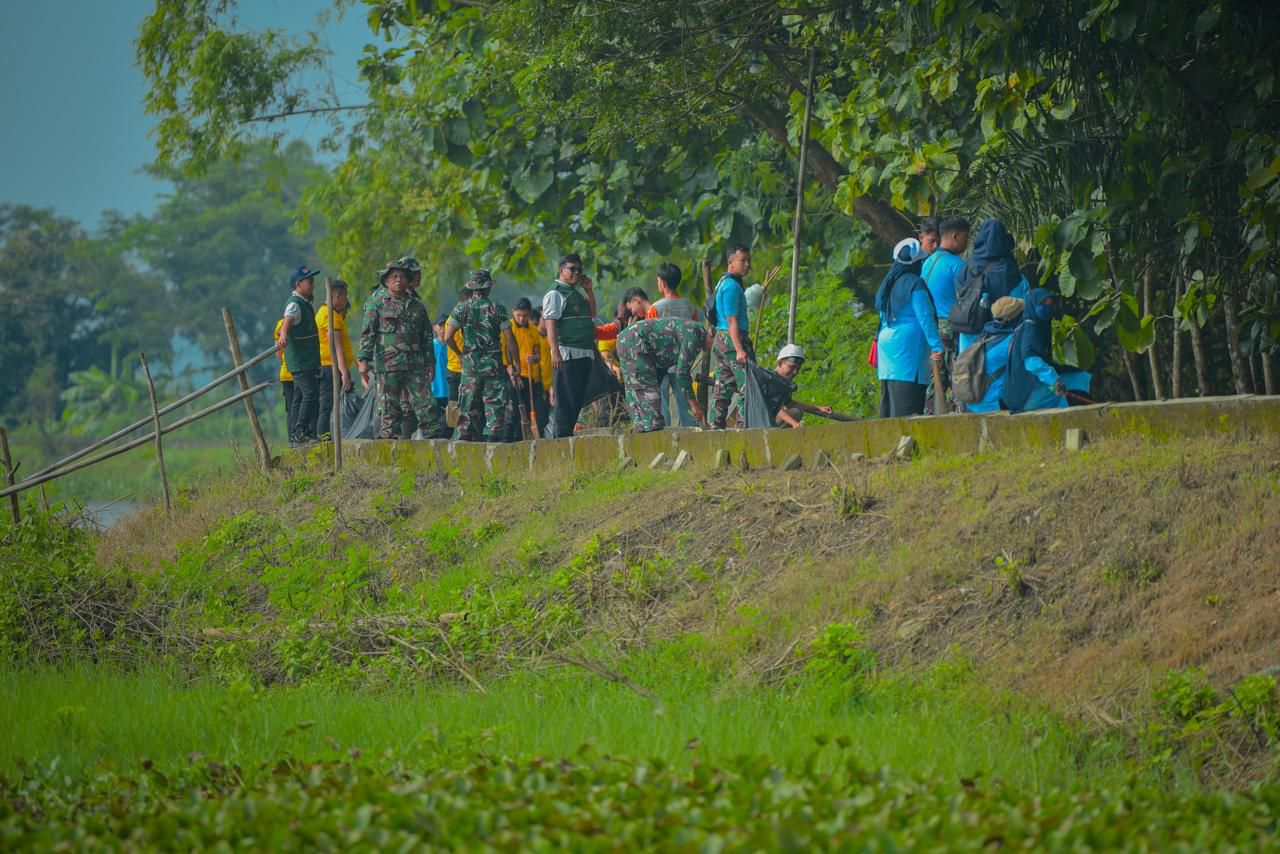 Aksi bersih-bersih di Boyolali sekaligus mengampanyekan ibadah Ramadhan yang minim sampah plastik.