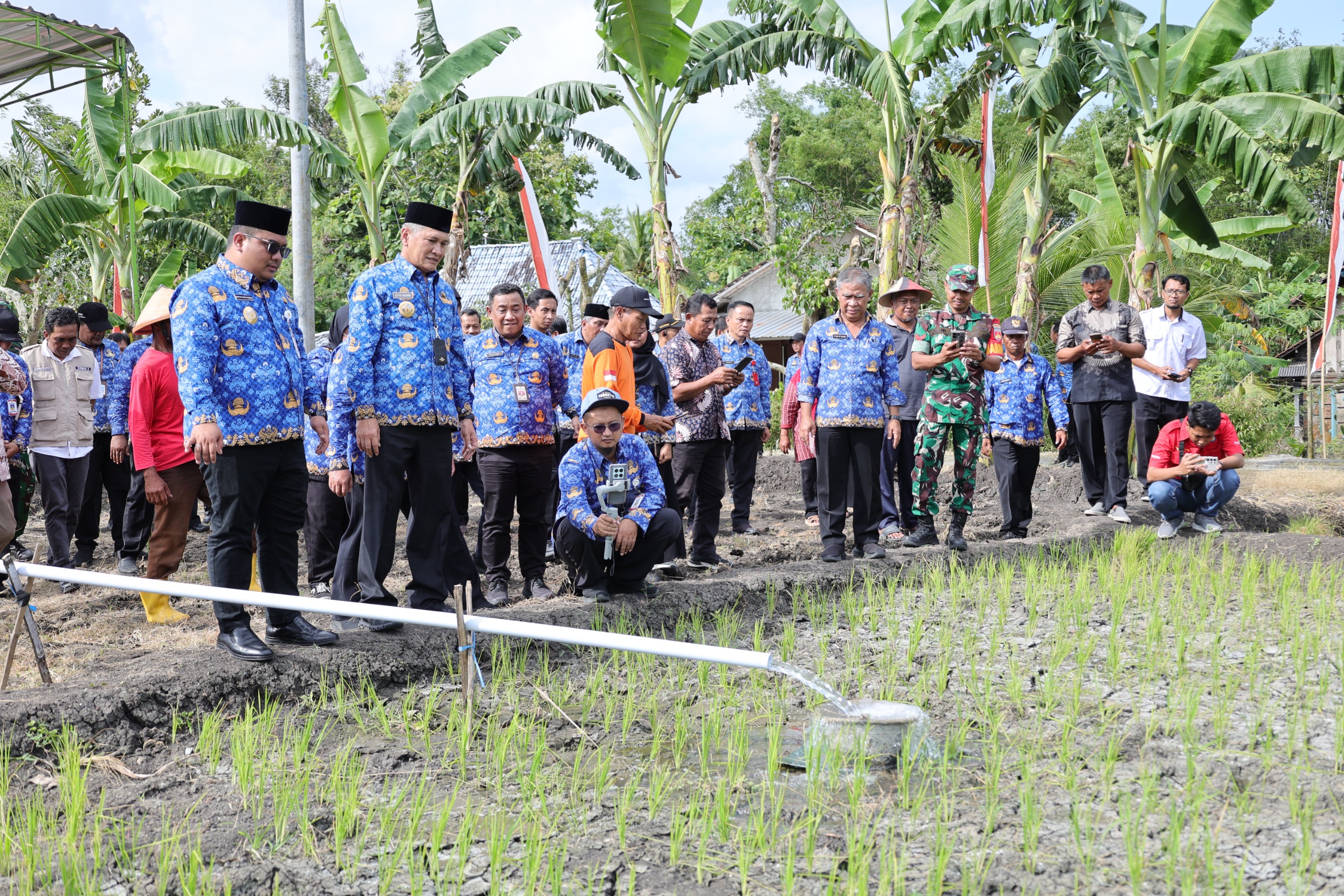 Bupati Wonogiri Setyo Sukarno bersama Wabup Wonogiri Imron Rizkyarno meresmikan sumur pantek belum lama ini. 