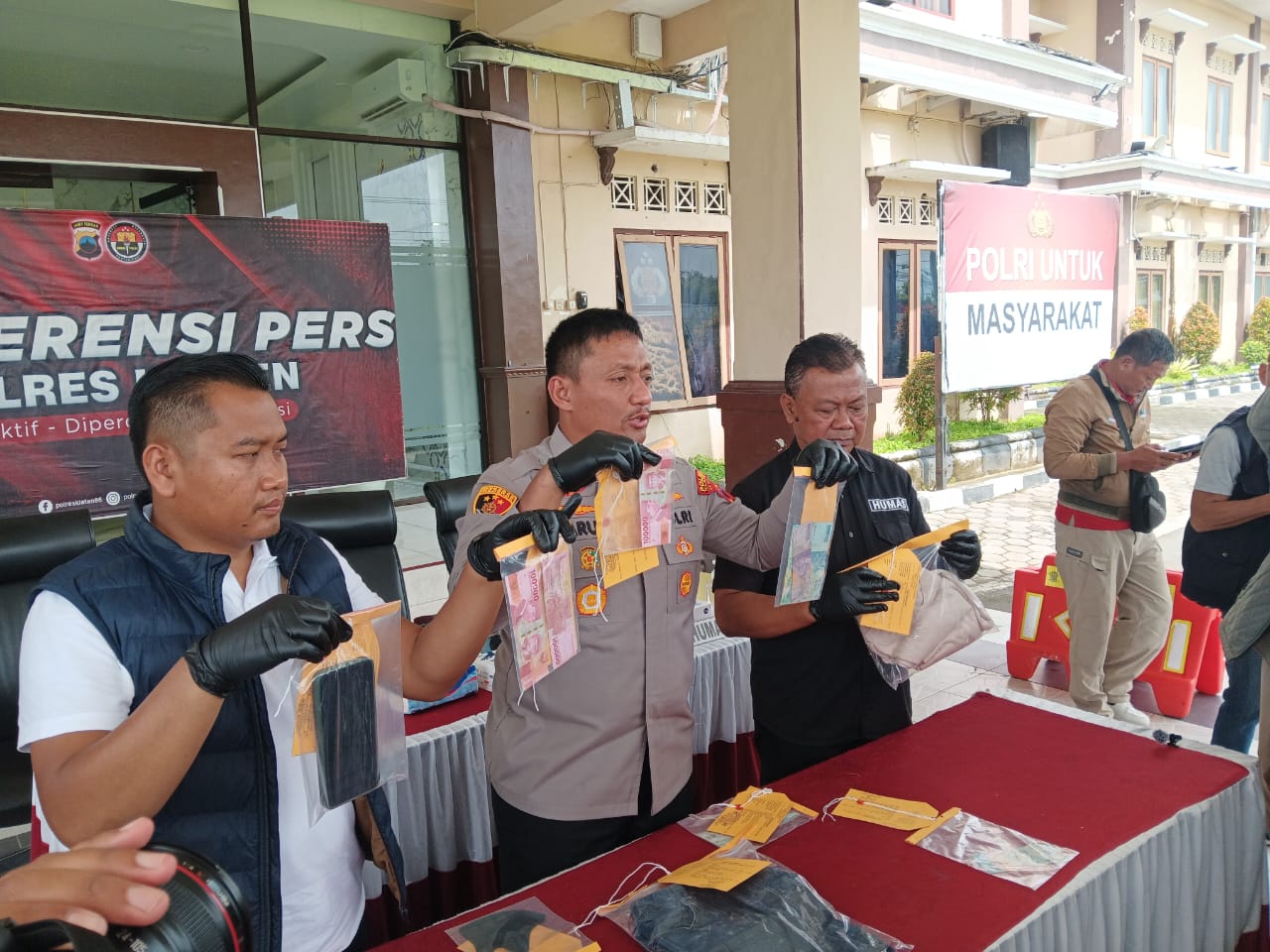 Barang bukti uang palsu yang diamankan anggota Polres Klaten.  