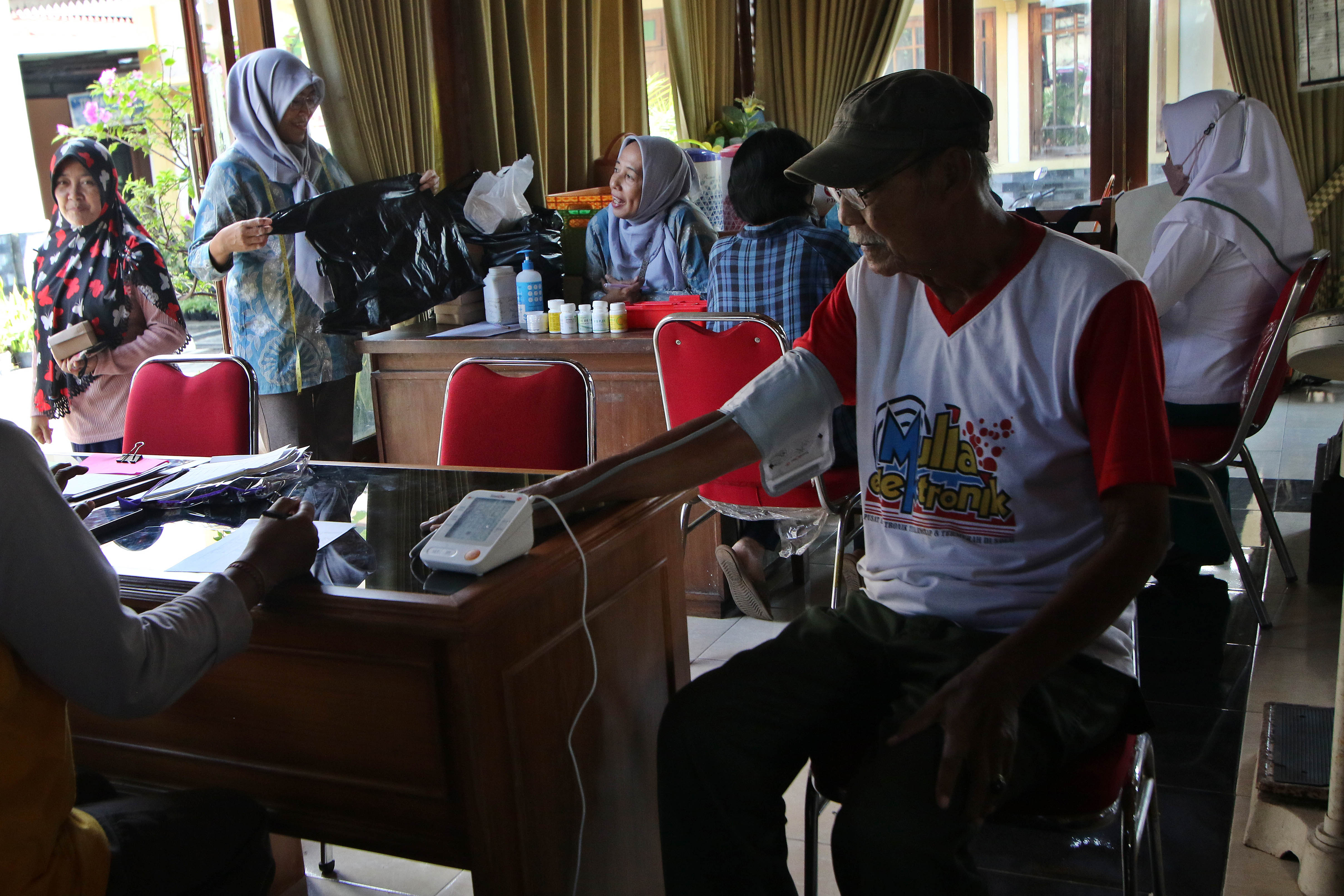 Kesehatan lansia salah satu prioritas dalam program Posyandu Plus. (Arief Budiman/Radar Solo)