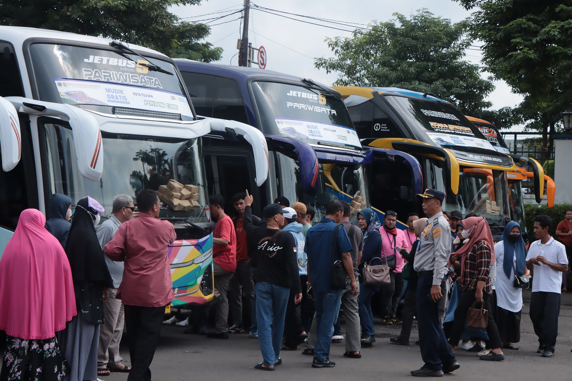 Mudik gratis dengan bus dinilai lebih efektif bagi pemudik. (Arief Budiman/Radar Solo)