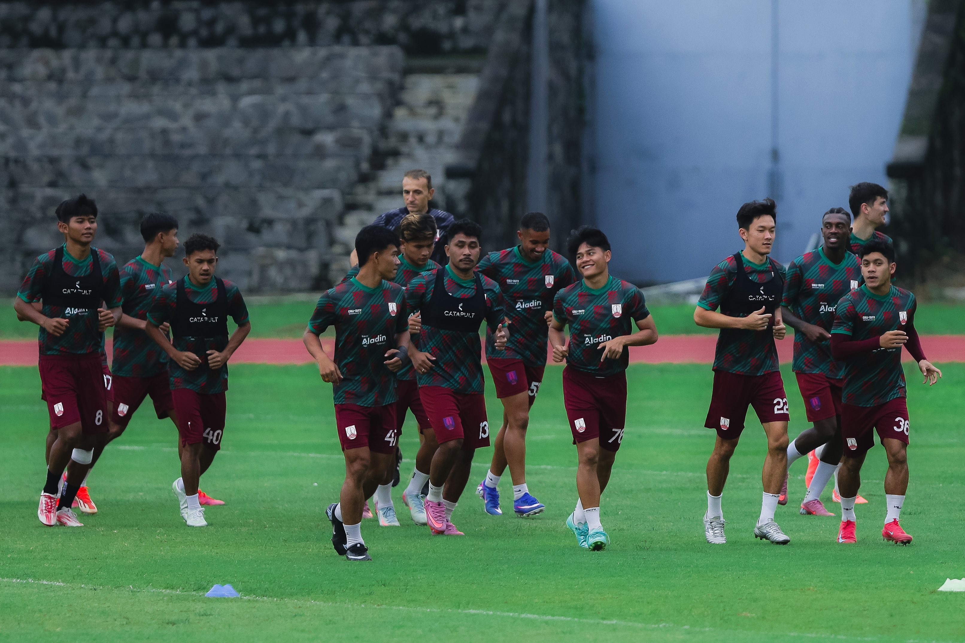 UNJUK GIGI: Jefferson Carioca (dua dari kanan) saat ikut berlatih dengan skuad Persis Solo di Stadion Sriwedari, belum lama ini.