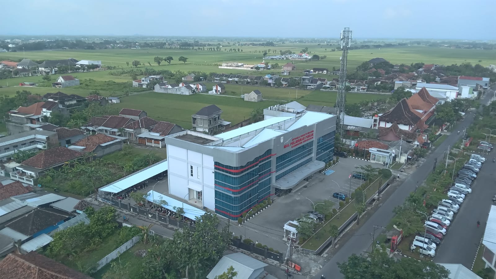 Suasana pagi dan udara Sukoharjo yang cerah di langit kompleks Mall Pelayanan Publik (MPP) Sukoharjo, Senin (23/2).